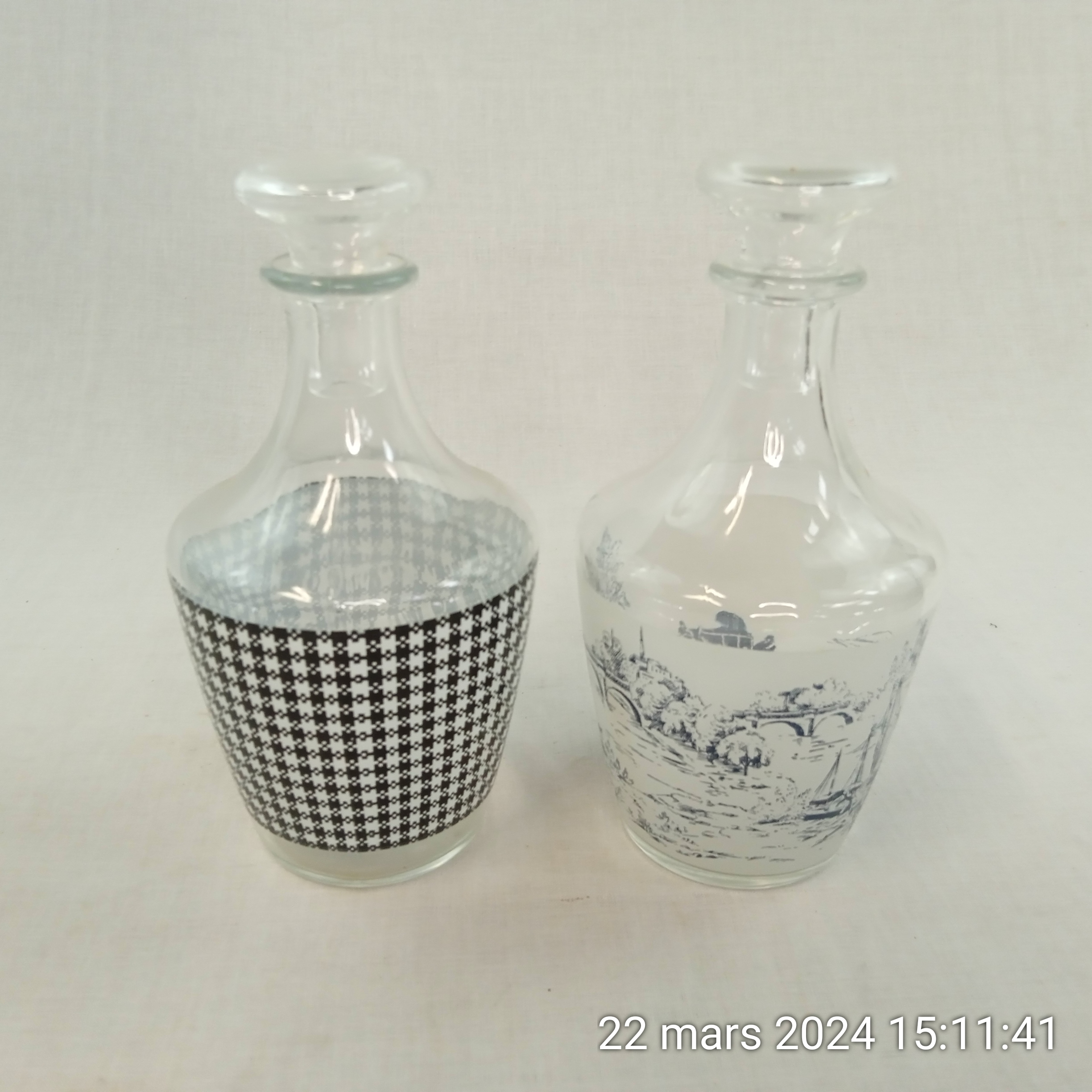 Lot de 2 carafes à liqueur en verre décor Vichy et Calèche vintage 60's Très bon état - alternatives disponibles sur Dero Lot de 2 carafes à liqueur en verre décor Vichy et Calèche vintage 60's Très bon état reconditionné (offre indisponible)