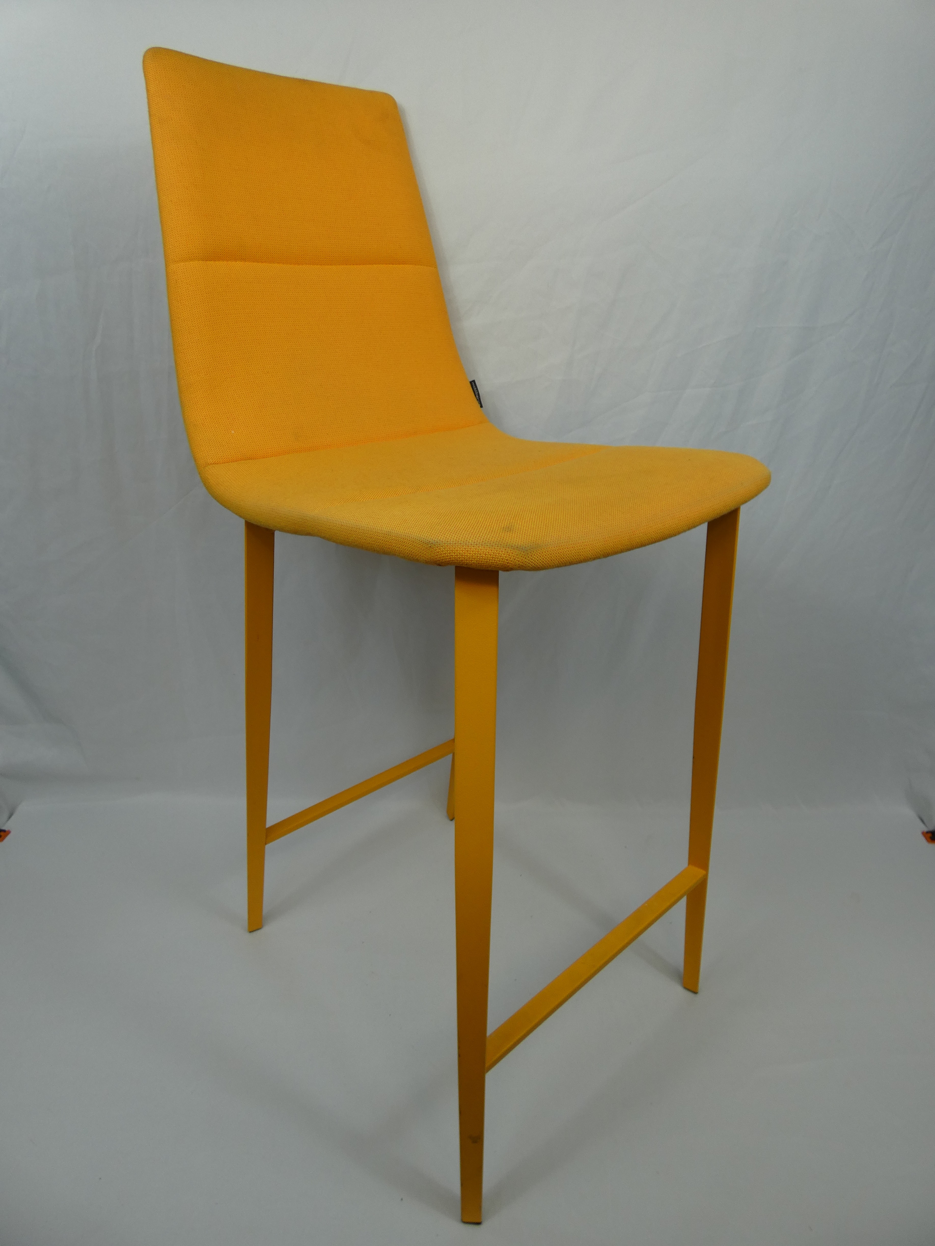 Voir photo 10 de Lot de 2 chaises hautes de bar en tissu matelassé de couleur différente de marque MOBLIBERICA Espagne Lot de 2 chaises hautes de bar en tissu matelassé de couleur différente de marque MOBLIBERICA Espagne Bon état reconditionné photo 10