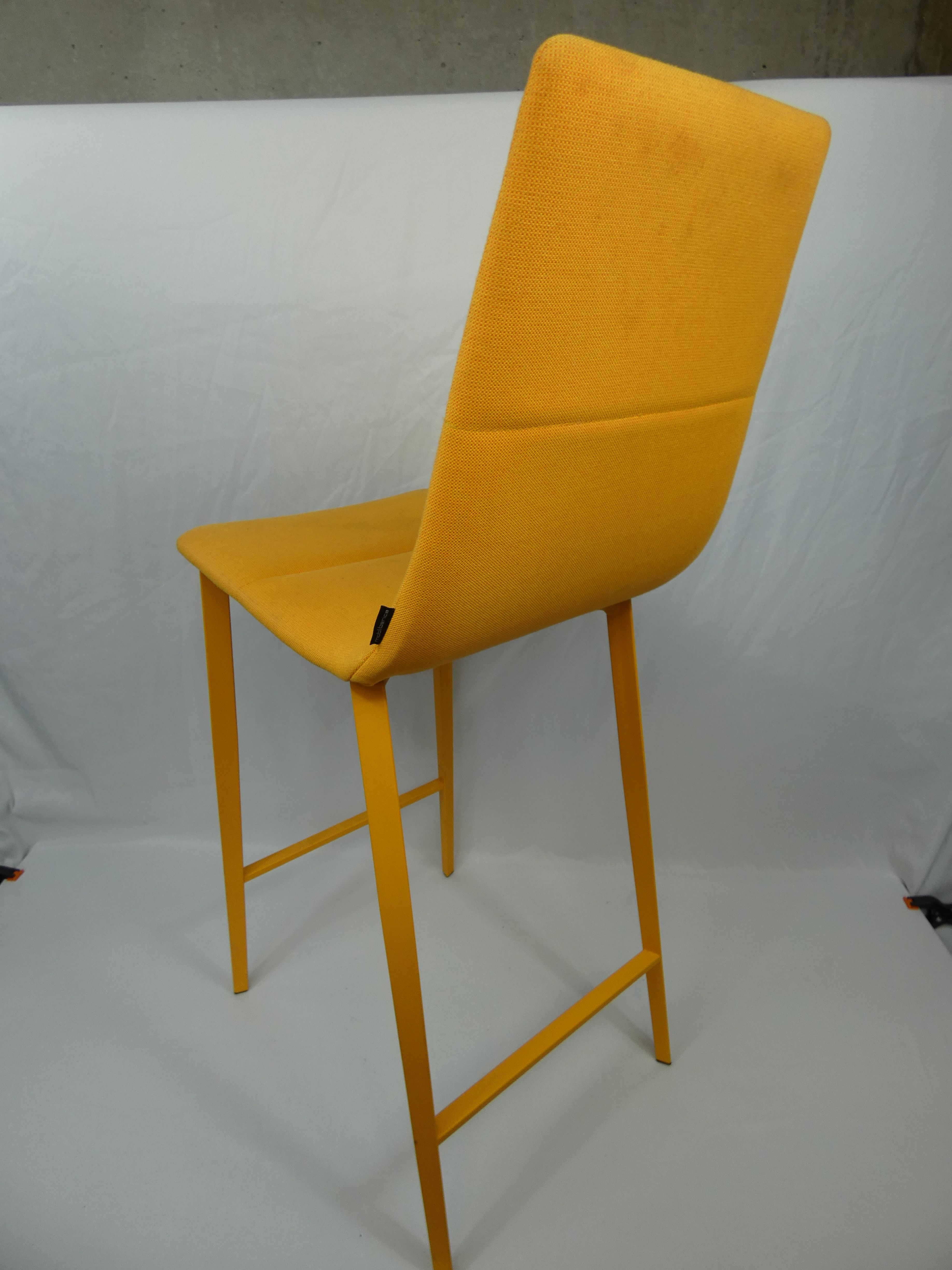 Voir photo 11 de Lot de 2 chaises hautes de bar en tissu matelassé de couleur différente de marque MOBLIBERICA Espagne Lot de 2 chaises hautes de bar en tissu matelassé de couleur différente de marque MOBLIBERICA Espagne Bon état reconditionné photo 11