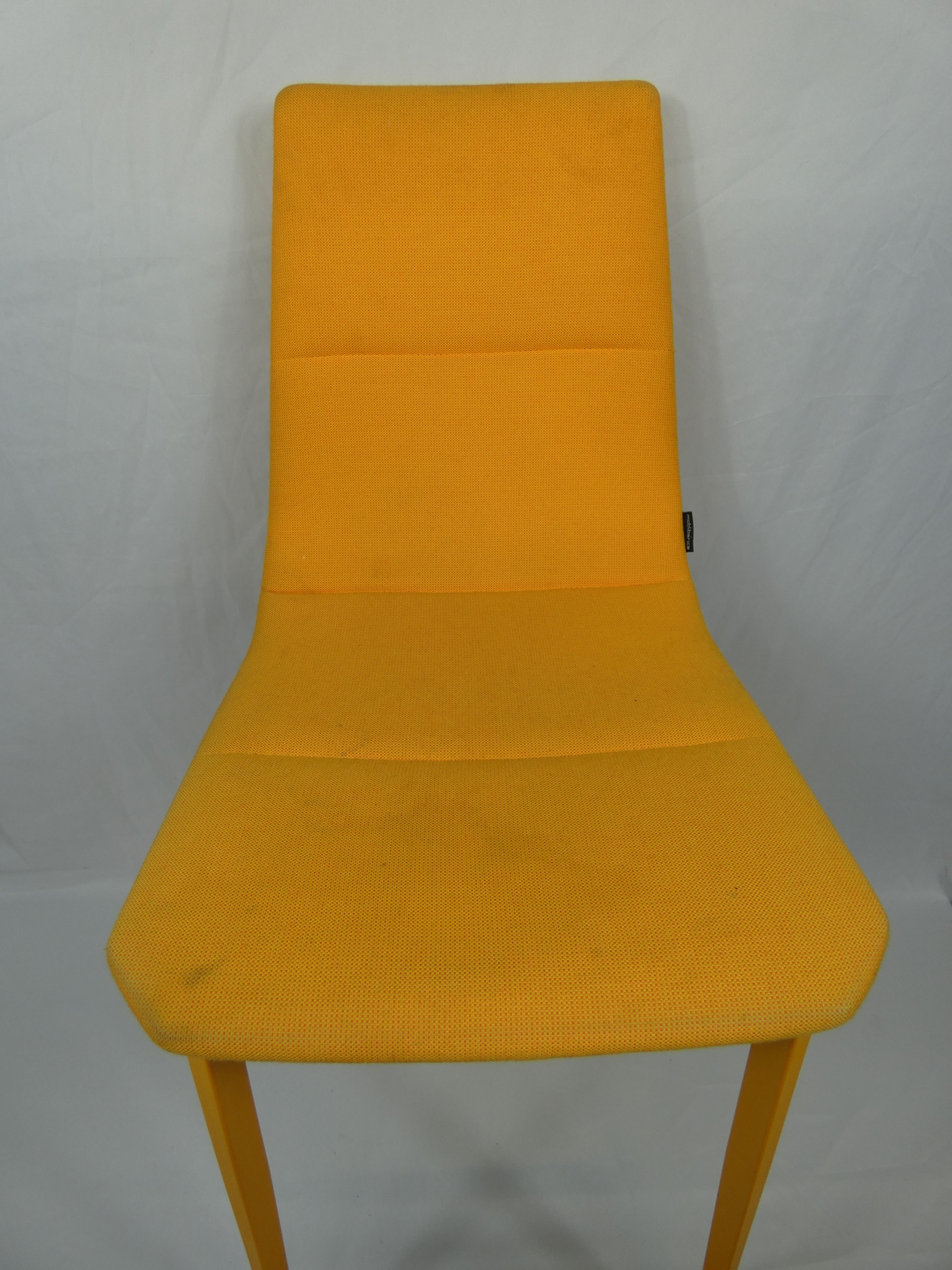 Voir photo 12 de Lot de 2 chaises hautes de bar en tissu matelassé de couleur différente de marque MOBLIBERICA Espagne Lot de 2 chaises hautes de bar en tissu matelassé de couleur différente de marque MOBLIBERICA Espagne Bon état reconditionné photo 12