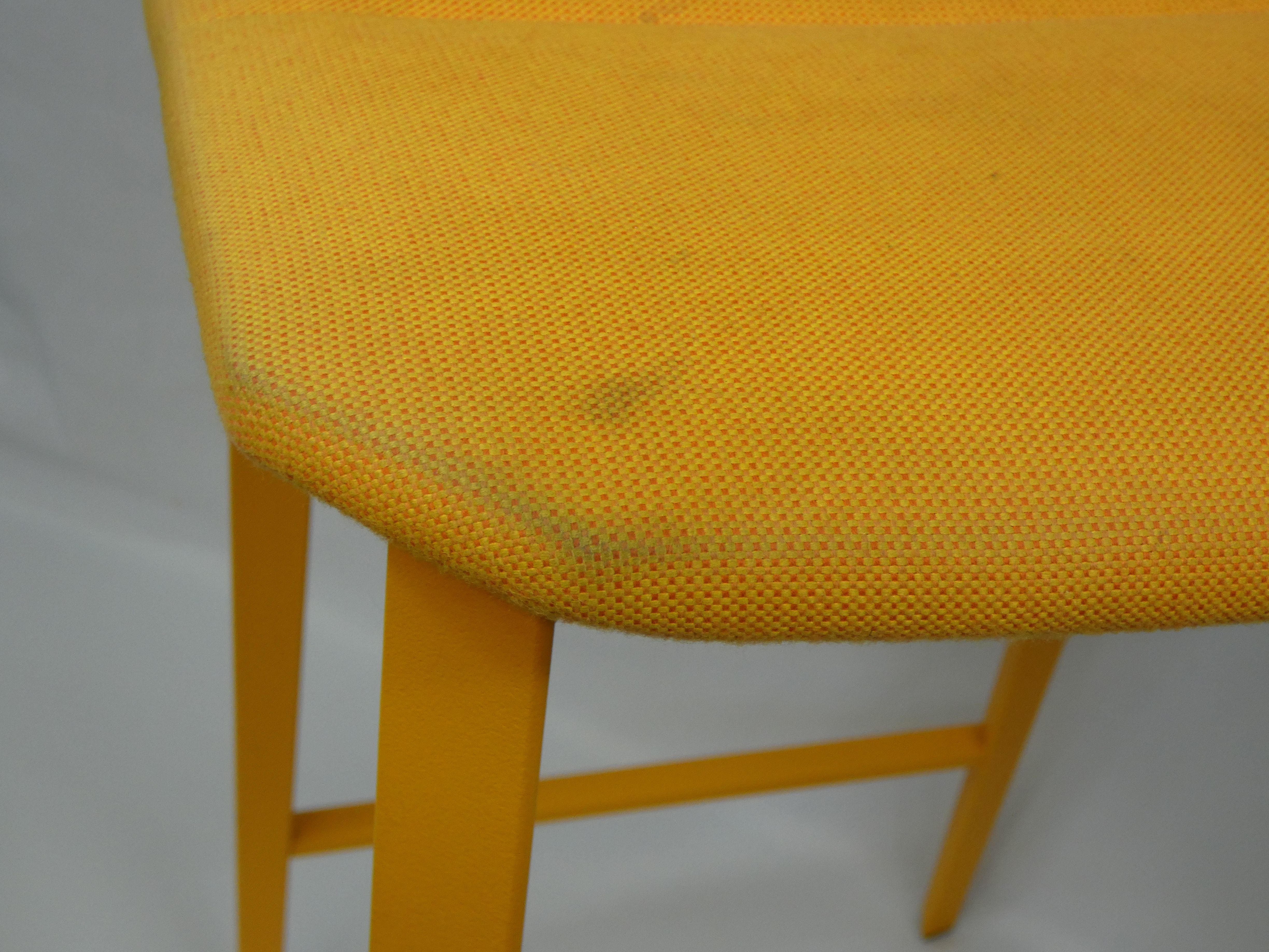 Voir photo 13 de Lot de 2 chaises hautes de bar en tissu matelassé de couleur différente de marque MOBLIBERICA Espagne Lot de 2 chaises hautes de bar en tissu matelassé de couleur différente de marque MOBLIBERICA Espagne Bon état reconditionné photo 13