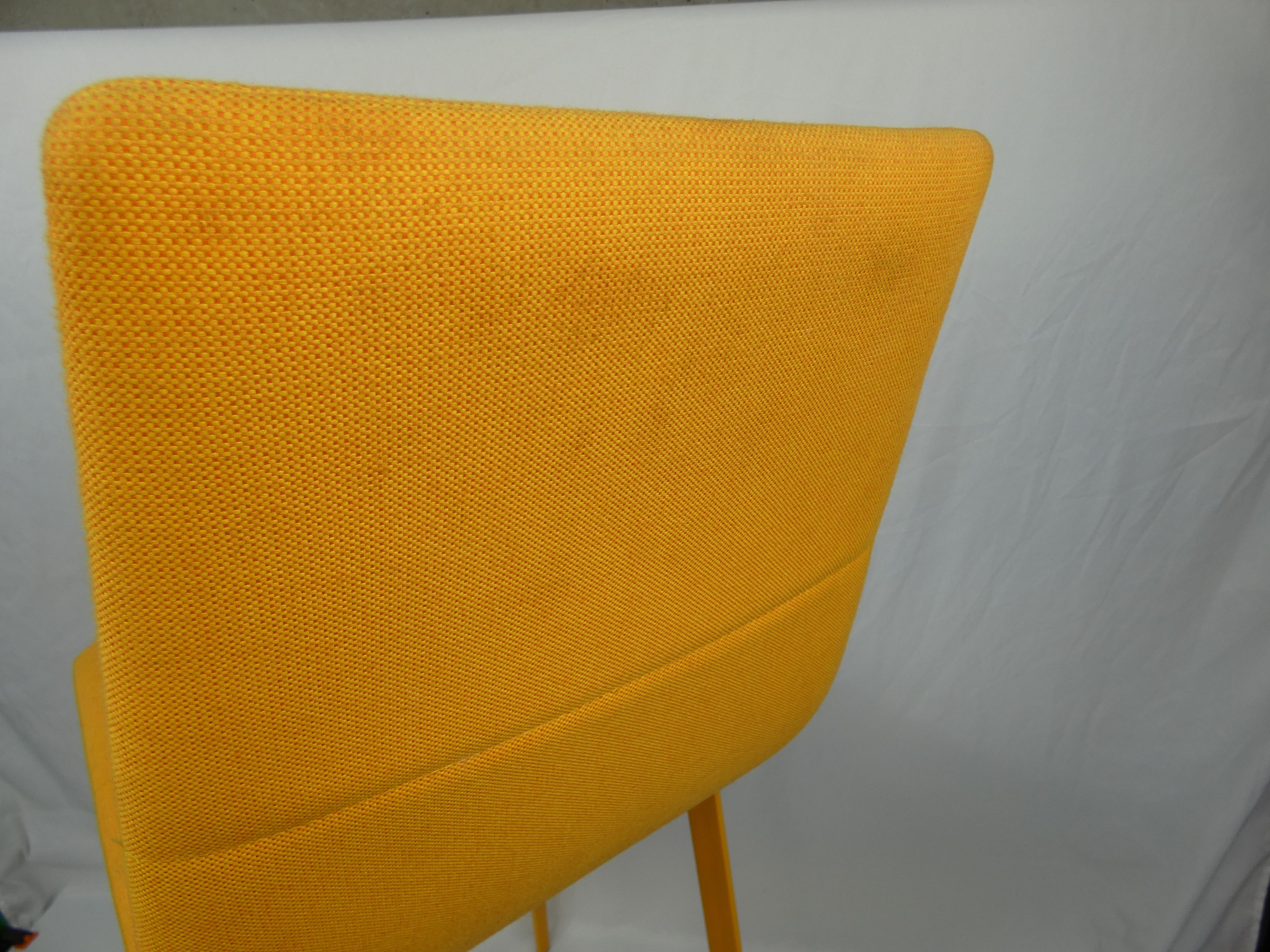 Voir photo 14 de Lot de 2 chaises hautes de bar en tissu matelassé de couleur différente de marque MOBLIBERICA Espagne Lot de 2 chaises hautes de bar en tissu matelassé de couleur différente de marque MOBLIBERICA Espagne Bon état reconditionné photo 14