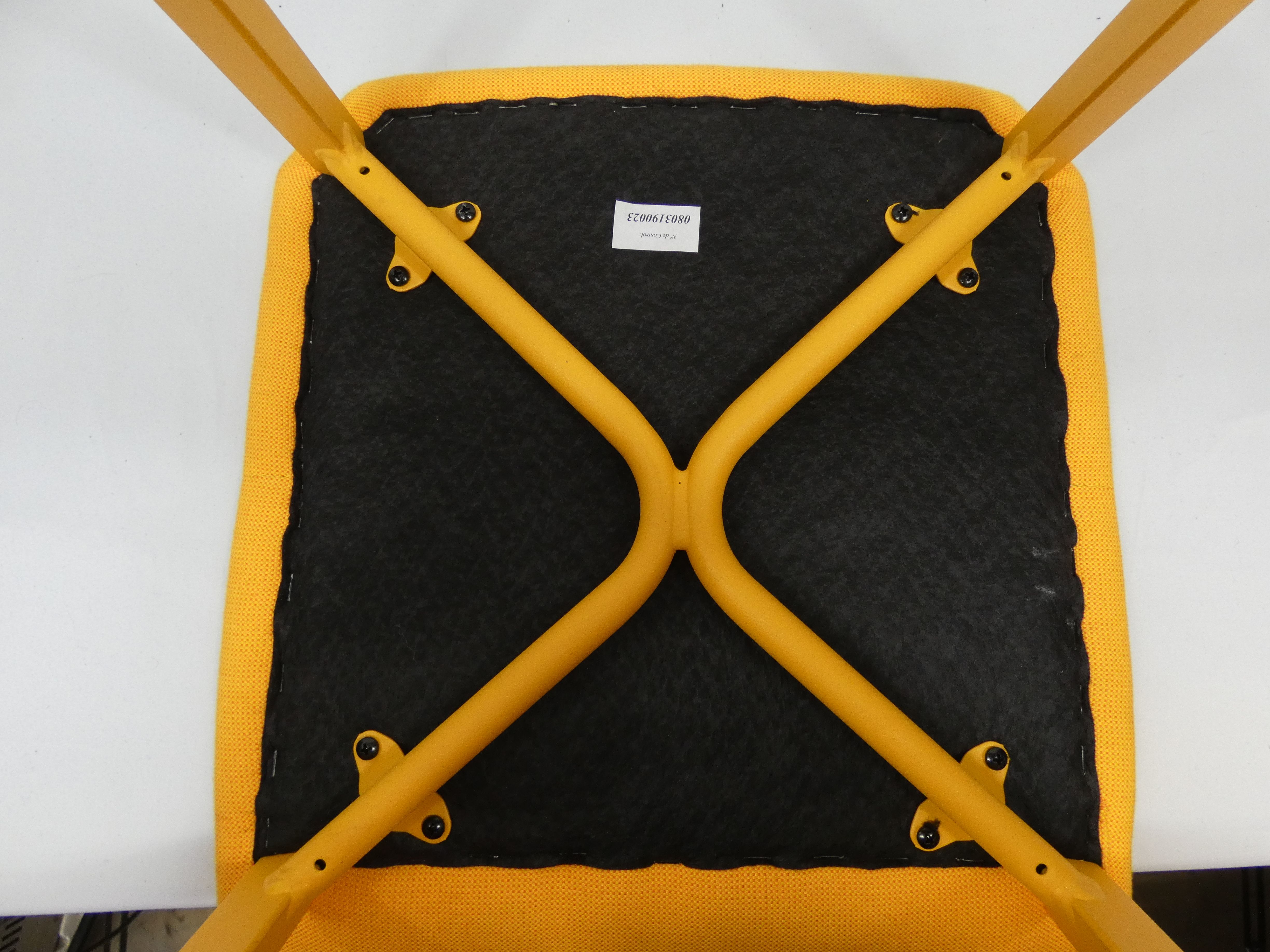 Voir photo 16 de Lot de 2 chaises hautes de bar en tissu matelassé de couleur différente de marque MOBLIBERICA Espagne Lot de 2 chaises hautes de bar en tissu matelassé de couleur différente de marque MOBLIBERICA Espagne Bon état reconditionné photo 16
