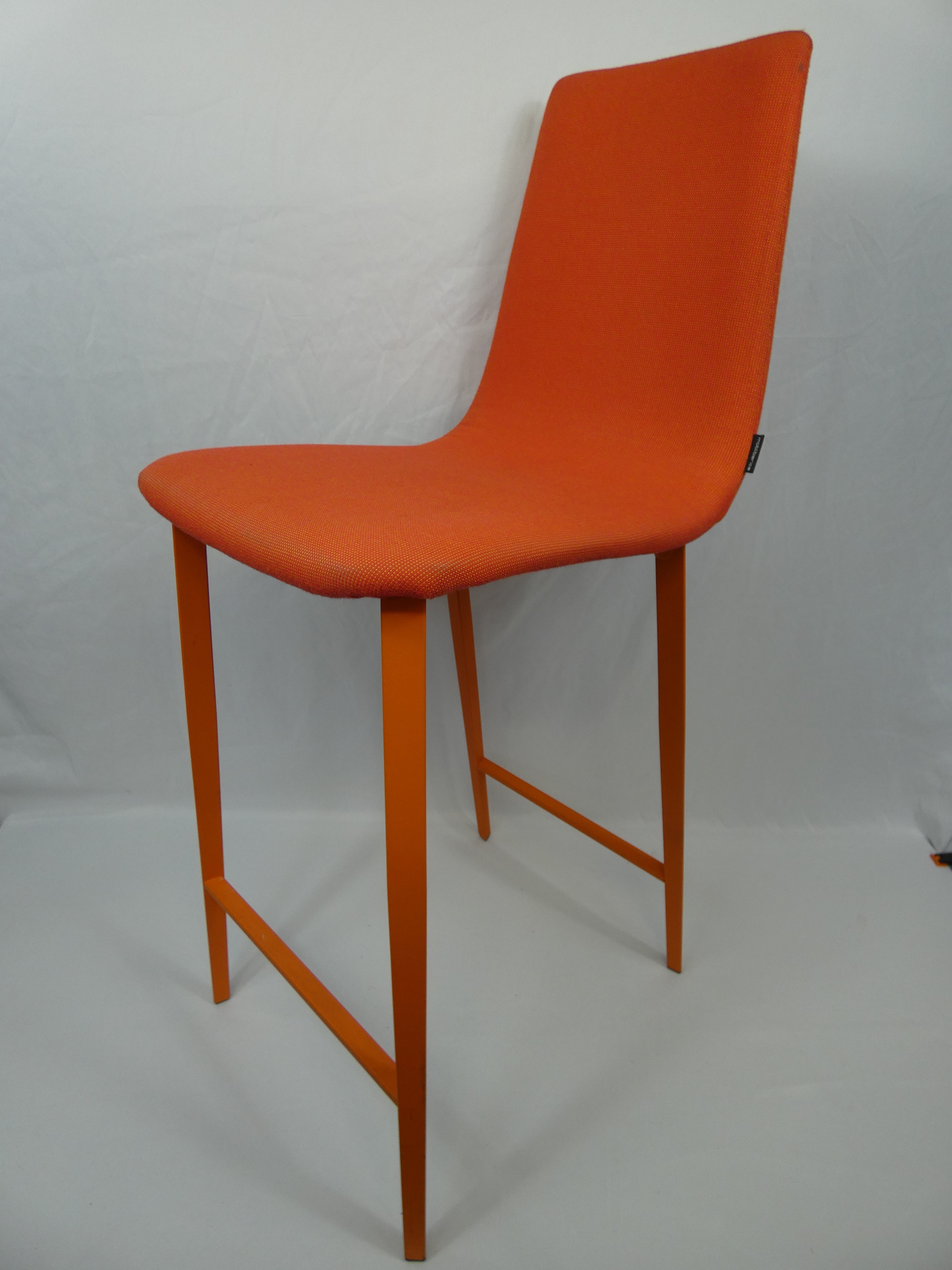 Voir photo 2 de Lot de 2 chaises hautes de bar en tissu matelassé de couleur différente de marque MOBLIBERICA Espagne Lot de 2 chaises hautes de bar en tissu matelassé de couleur différente de marque MOBLIBERICA Espagne Bon état reconditionné photo 2