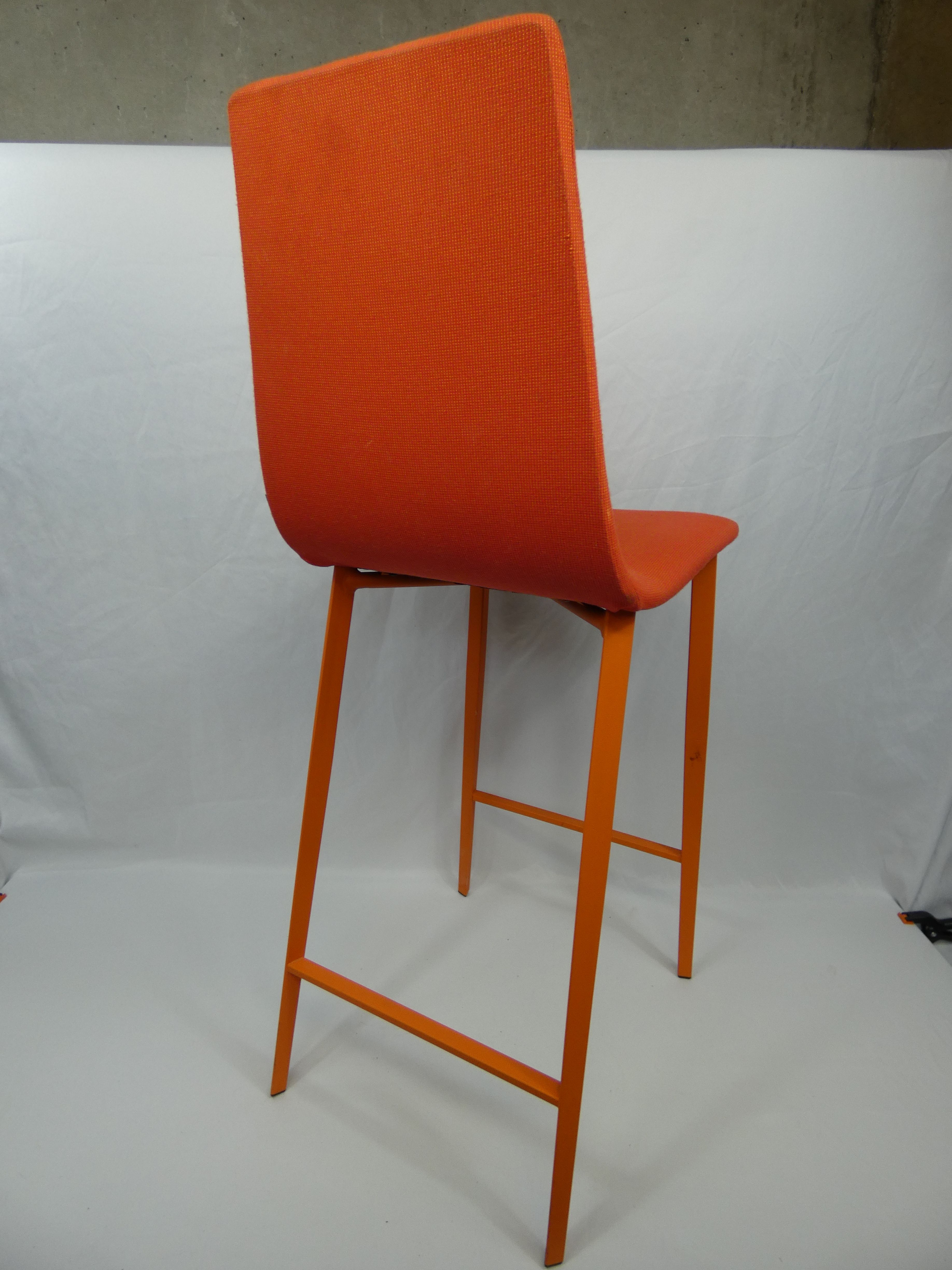 Voir photo 3 de Lot de 2 chaises hautes de bar en tissu matelassé de couleur différente de marque MOBLIBERICA Espagne Lot de 2 chaises hautes de bar en tissu matelassé de couleur différente de marque MOBLIBERICA Espagne Bon état reconditionné photo 3