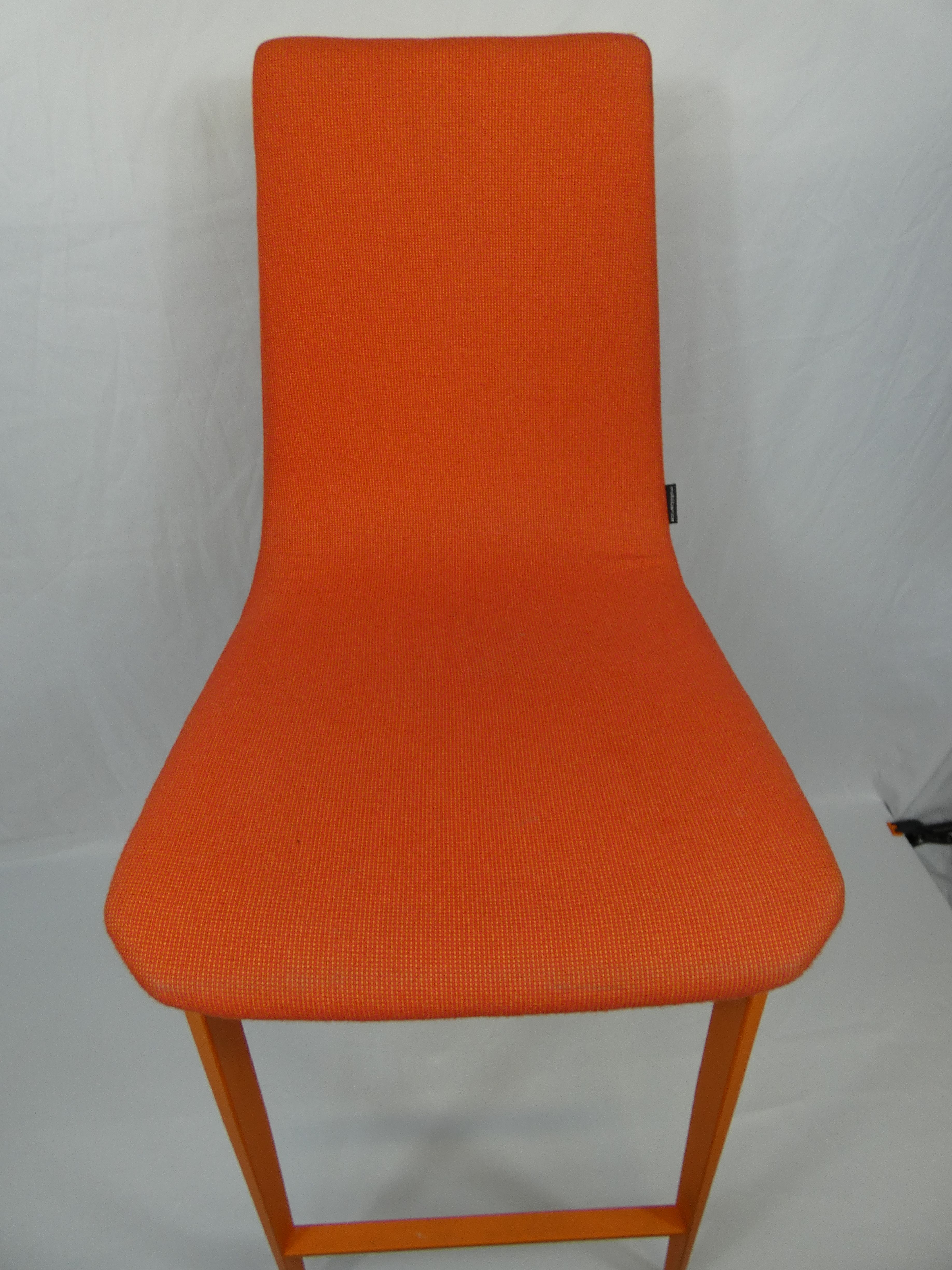 Voir photo 4 de Lot de 2 chaises hautes de bar en tissu matelassé de couleur différente de marque MOBLIBERICA Espagne Lot de 2 chaises hautes de bar en tissu matelassé de couleur différente de marque MOBLIBERICA Espagne Bon état reconditionné photo 4