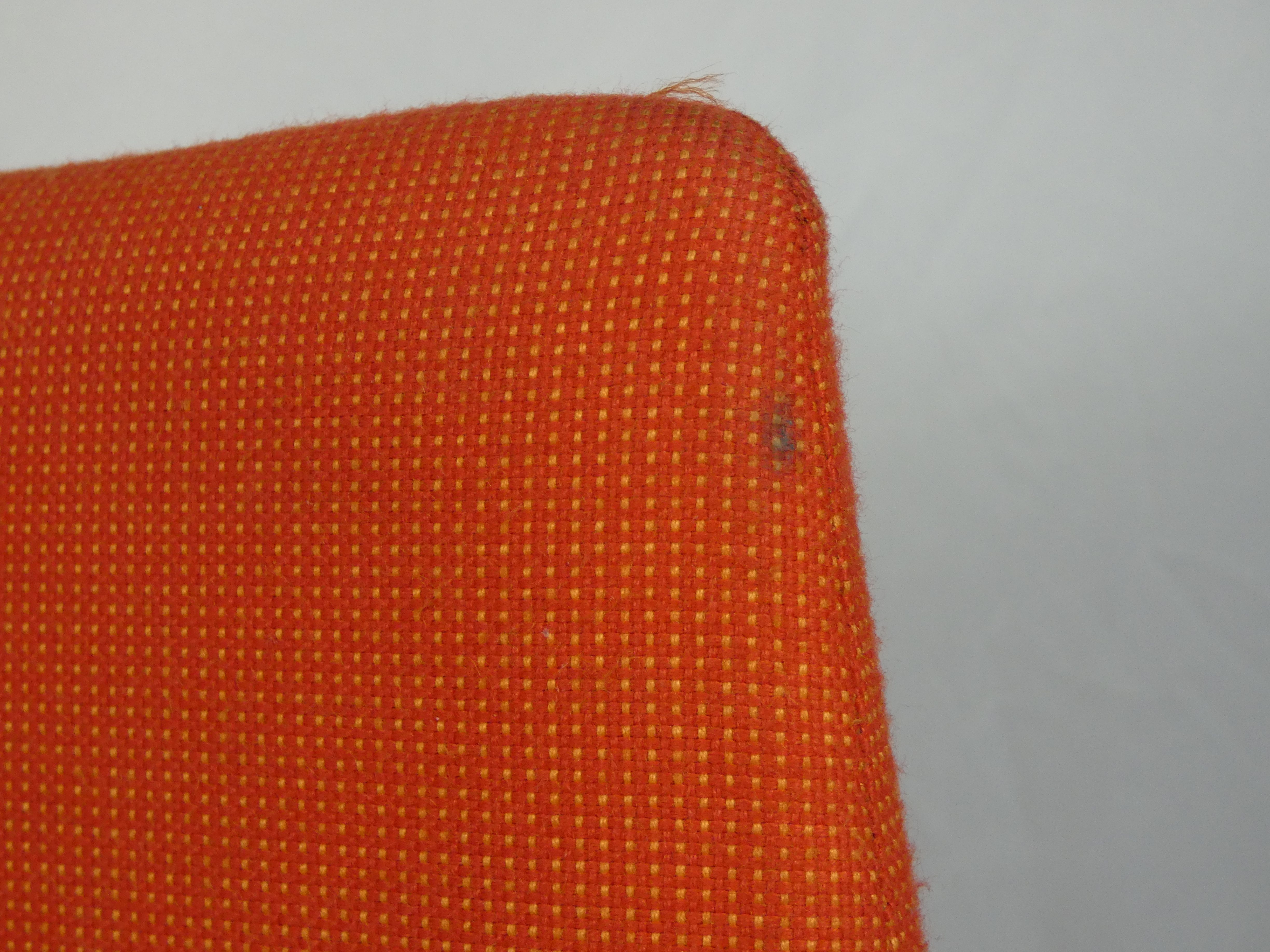 Voir photo 5 de Lot de 2 chaises hautes de bar en tissu matelassé de couleur différente de marque MOBLIBERICA Espagne Lot de 2 chaises hautes de bar en tissu matelassé de couleur différente de marque MOBLIBERICA Espagne Bon état reconditionné photo 5