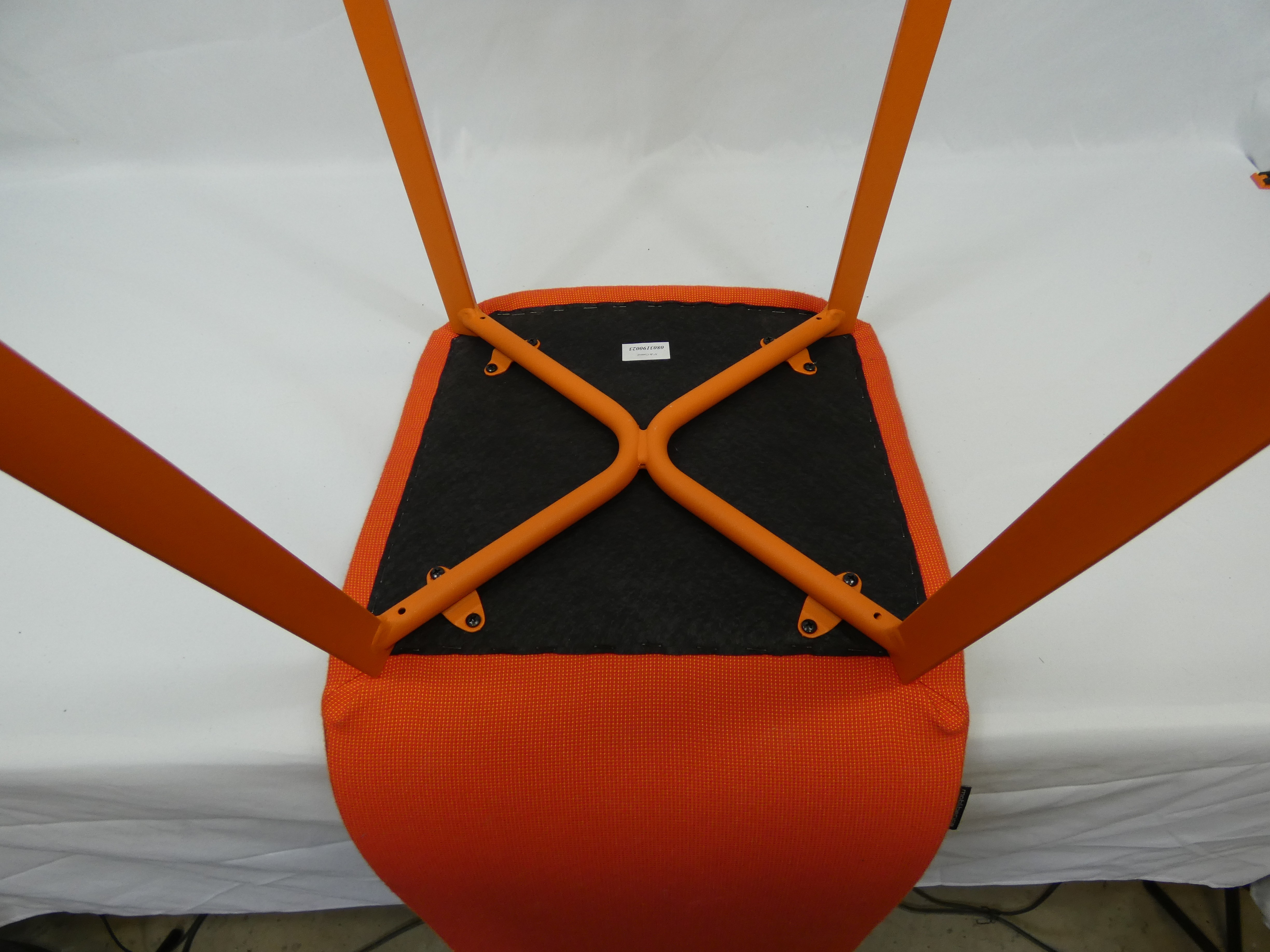 Voir photo 7 de Lot de 2 chaises hautes de bar en tissu matelassé de couleur différente de marque MOBLIBERICA Espagne Lot de 2 chaises hautes de bar en tissu matelassé de couleur différente de marque MOBLIBERICA Espagne Bon état reconditionné photo 7