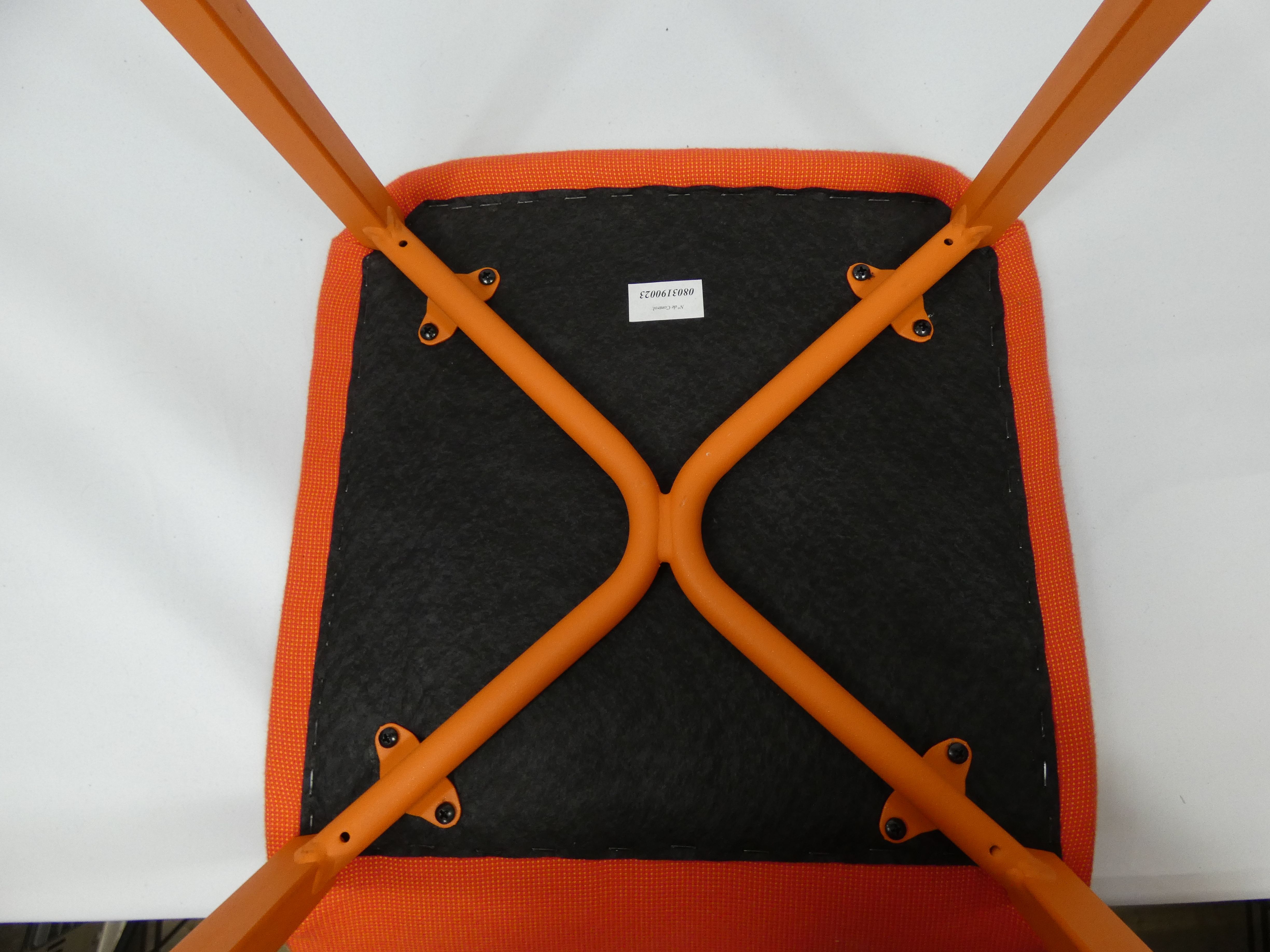Voir photo 8 de Lot de 2 chaises hautes de bar en tissu matelassé de couleur différente de marque MOBLIBERICA Espagne Lot de 2 chaises hautes de bar en tissu matelassé de couleur différente de marque MOBLIBERICA Espagne Bon état reconditionné photo 8