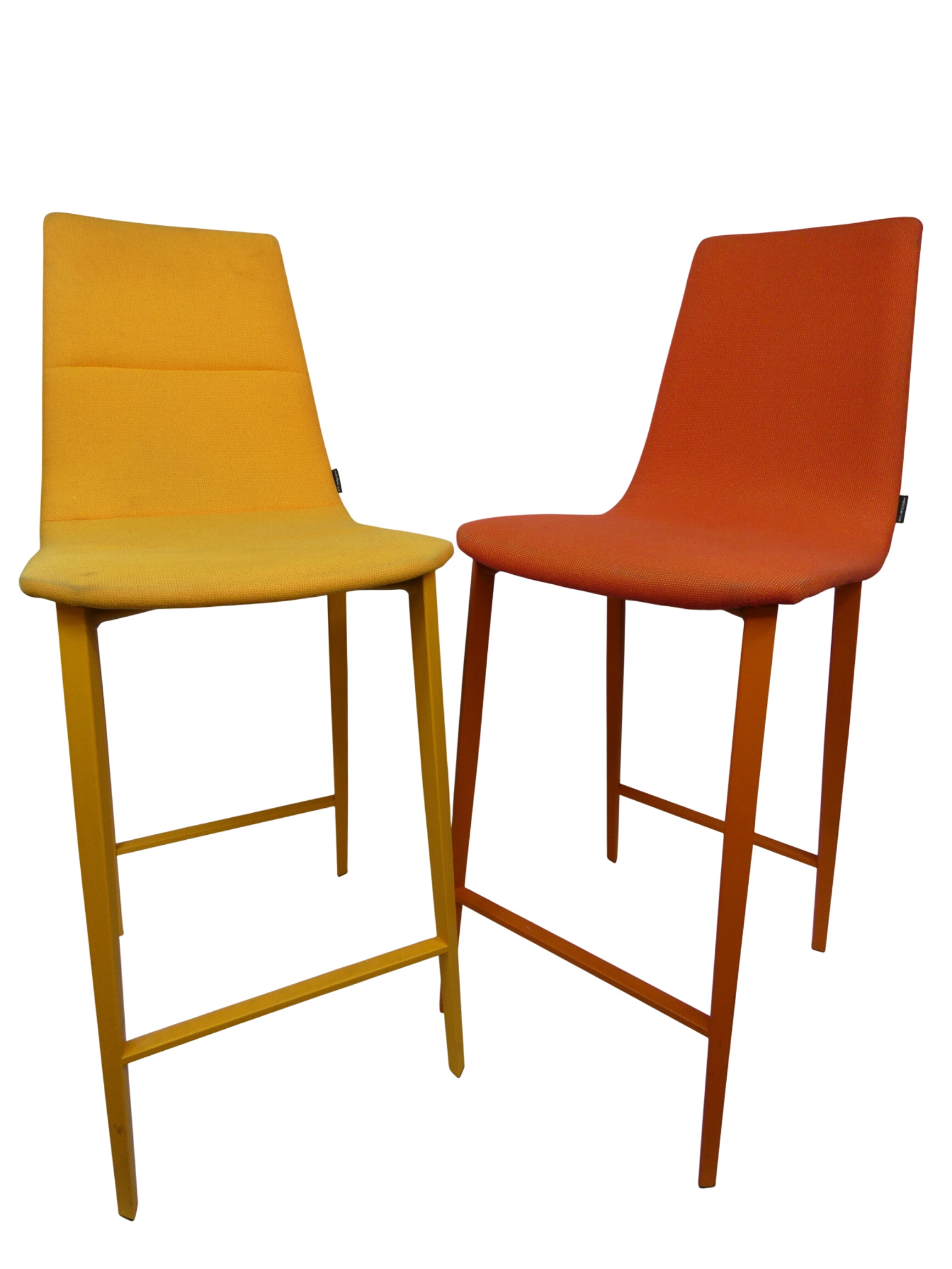 Lot de 2 chaises hautes de bar en tissu matelassé de couleur différente de marque MOBLIBERICA Espagne Bon état - 360,00 € Lot de 2 chaises hautes de bar en tissu matelassé de couleur différente de marque MOBLIBERICA Espagne Bon état reconditionné disponible sur Label Emmaüs