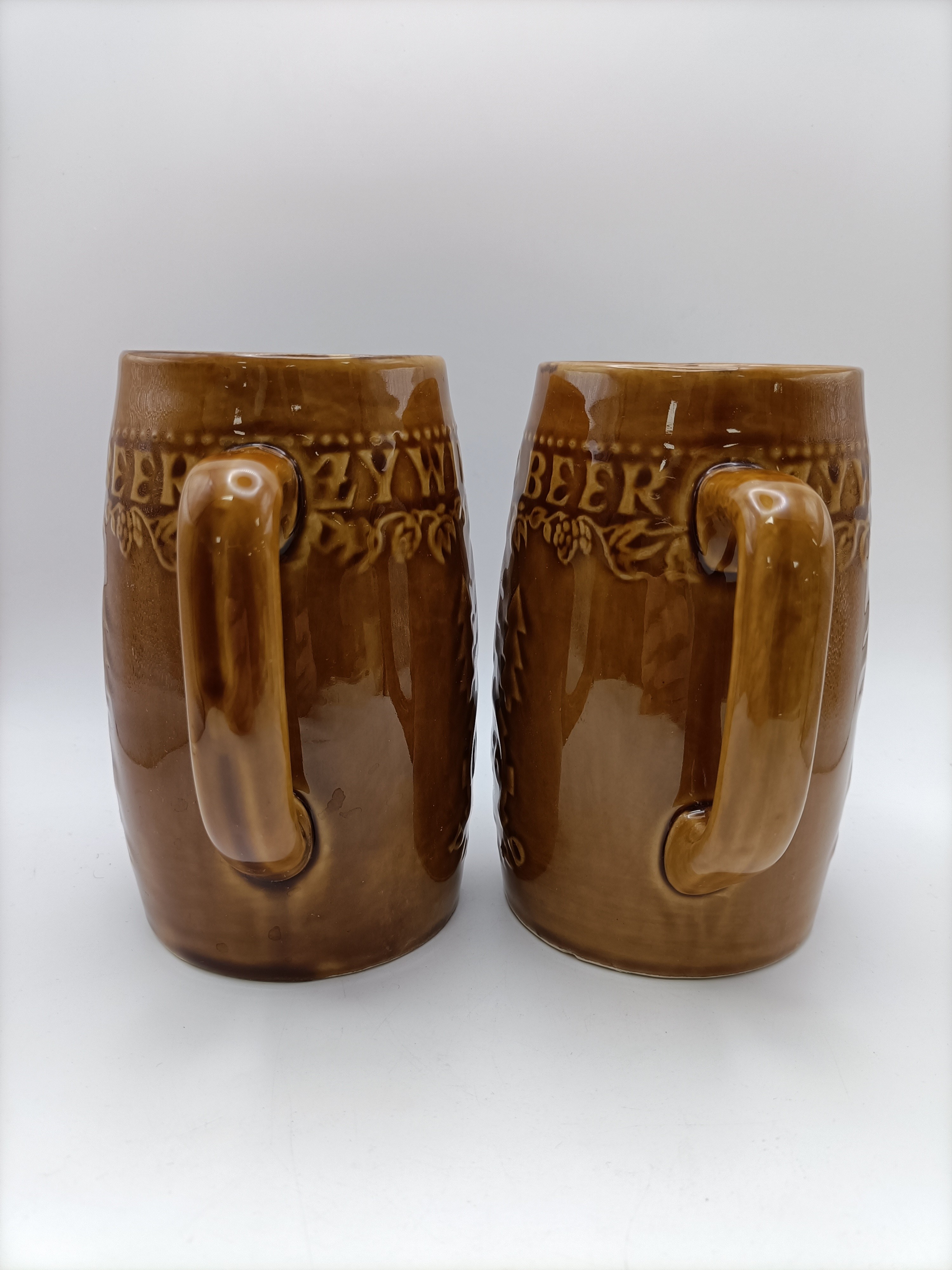 Voir photo 2 de Lot de 2 chopes à bière grès brun relief décor 1856 vintage bistrot Lot de 2 chopes à bière grès brun relief décor 1856 vintage bistrot Très bon état reconditionné photo 2