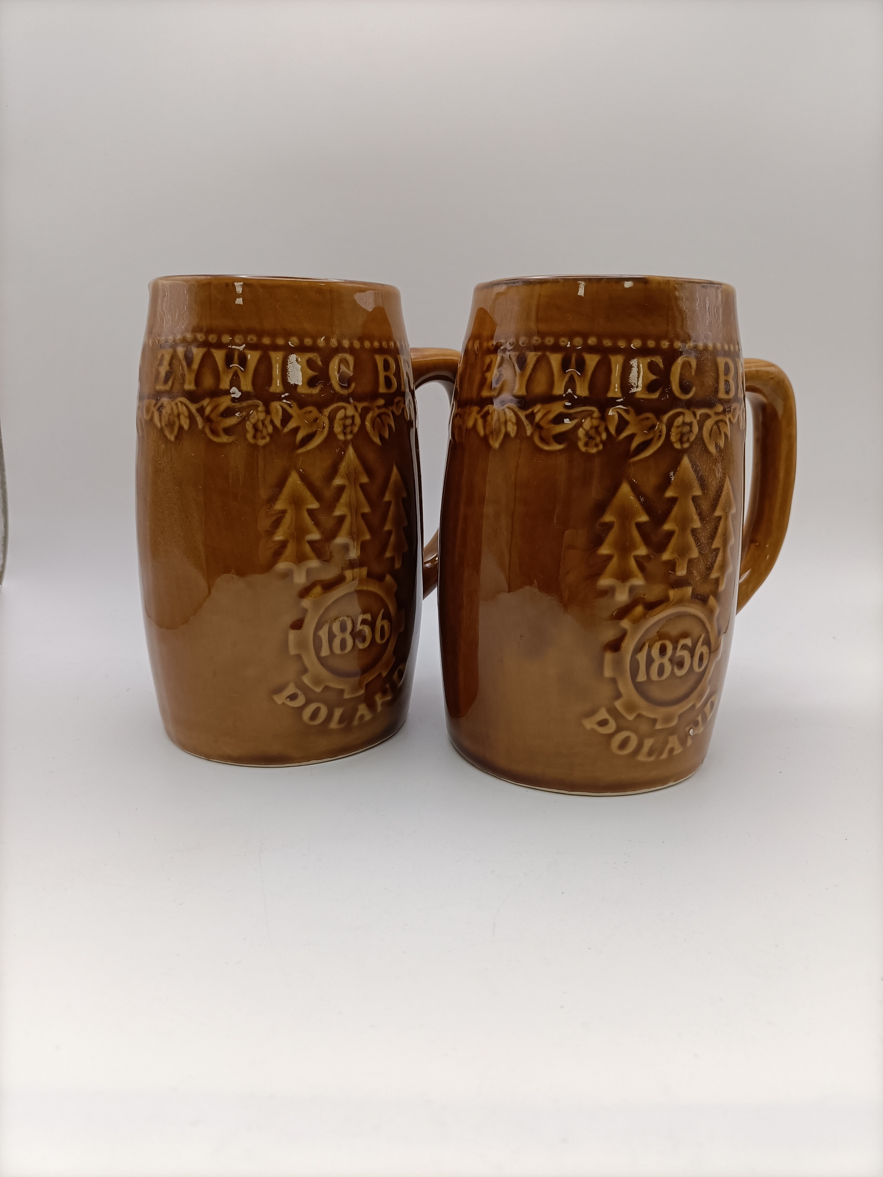 Voir photo 3 de Lot de 2 chopes à bière grès brun relief décor 1856 vintage bistrot Lot de 2 chopes à bière grès brun relief décor 1856 vintage bistrot Très bon état reconditionné photo 3