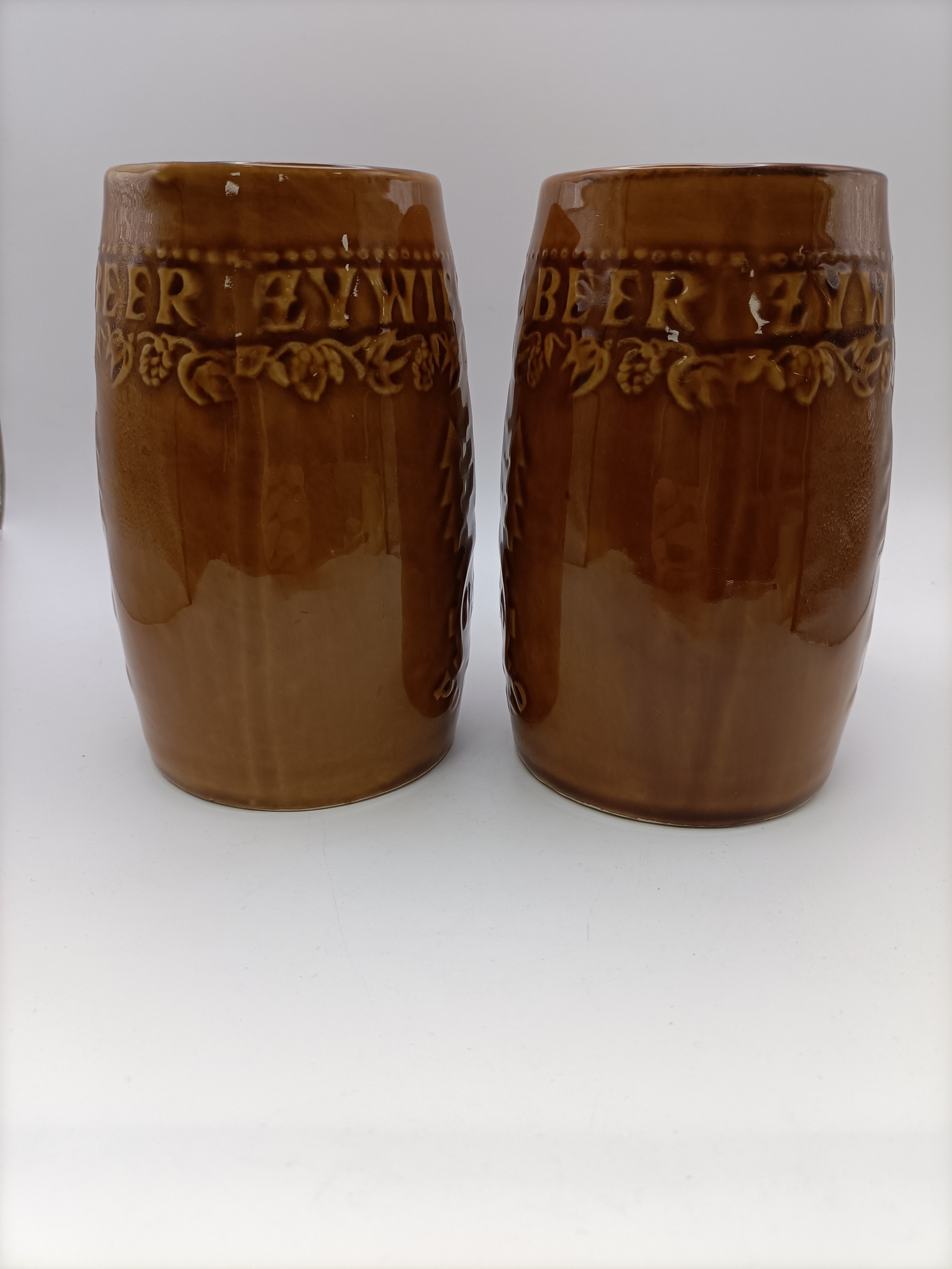 Voir photo 4 de Lot de 2 chopes à bière grès brun relief décor 1856 vintage bistrot Lot de 2 chopes à bière grès brun relief décor 1856 vintage bistrot Très bon état reconditionné photo 4