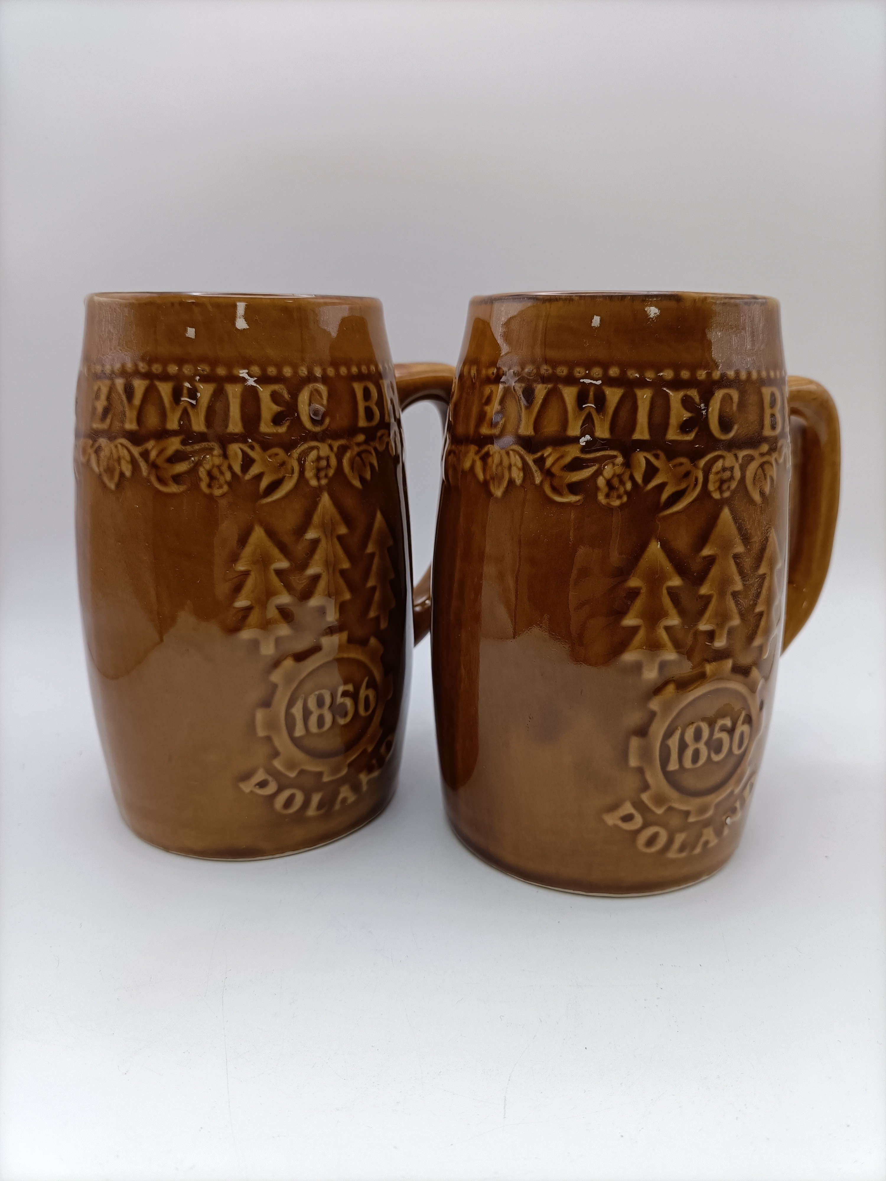 Voir photo 5 de Lot de 2 chopes à bière grès brun relief décor 1856 vintage bistrot Lot de 2 chopes à bière grès brun relief décor 1856 vintage bistrot Très bon état reconditionné photo 5