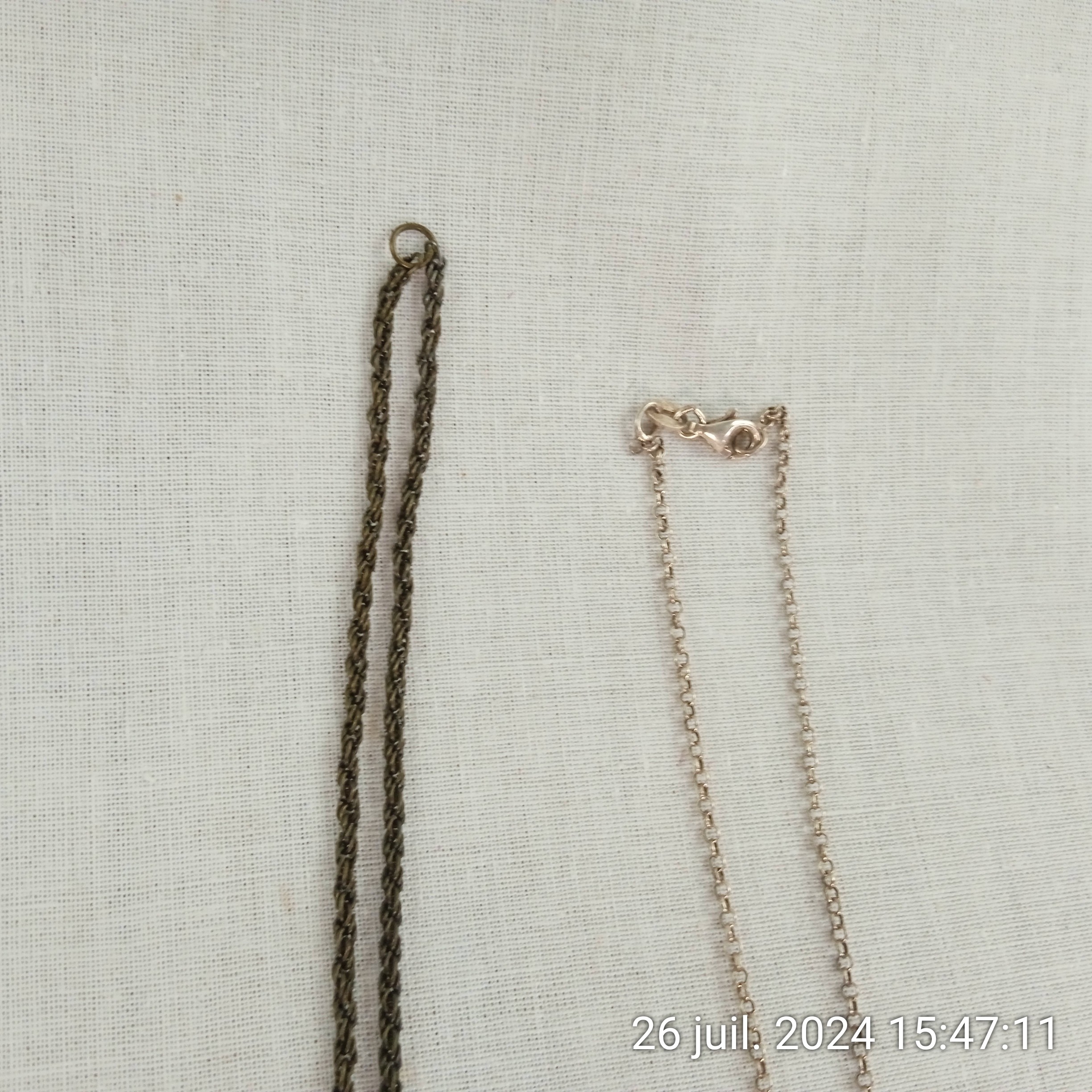Voir photo 5 de Lot de 2 colliers gothique chic et ethnique en métal Lot de 2 colliers gothique chic et ethnique en métal Bon état reconditionné photo 5