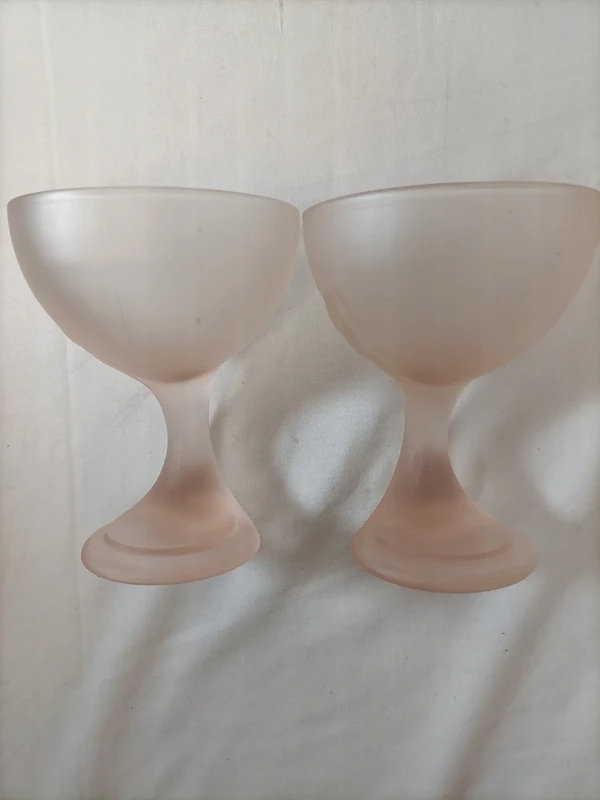 Voir photo 2 de Lot de 2 coupes vintage en verre rose givré pied torsadé style rétro Lot de 2 coupes vintage en verre rose givré pied torsadé style rétro reconditionné photo 2