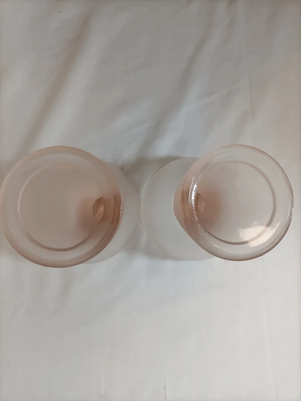 Voir photo 3 de Lot de 2 coupes vintage en verre rose givré pied torsadé style rétro Lot de 2 coupes vintage en verre rose givré pied torsadé style rétro reconditionné photo 3
