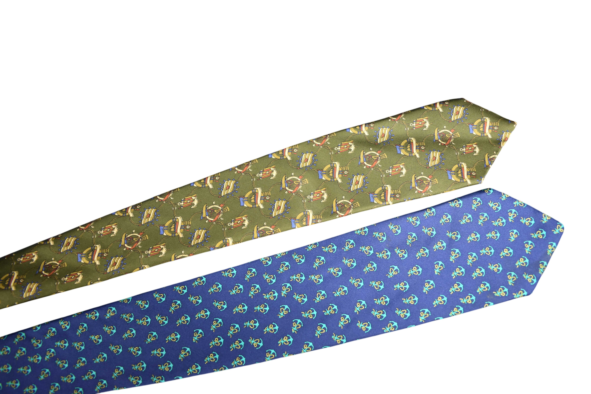 Acheter Lot de 2 cravates en soie 1 bleue l'autre verte à décor d'ancres marines. Bon état - 11,00 € Lot de 2 cravates en soie 1 bleue l'autre verte à décor d'ancres marines. Bon état reconditionné disponible sur Label Emmaüs