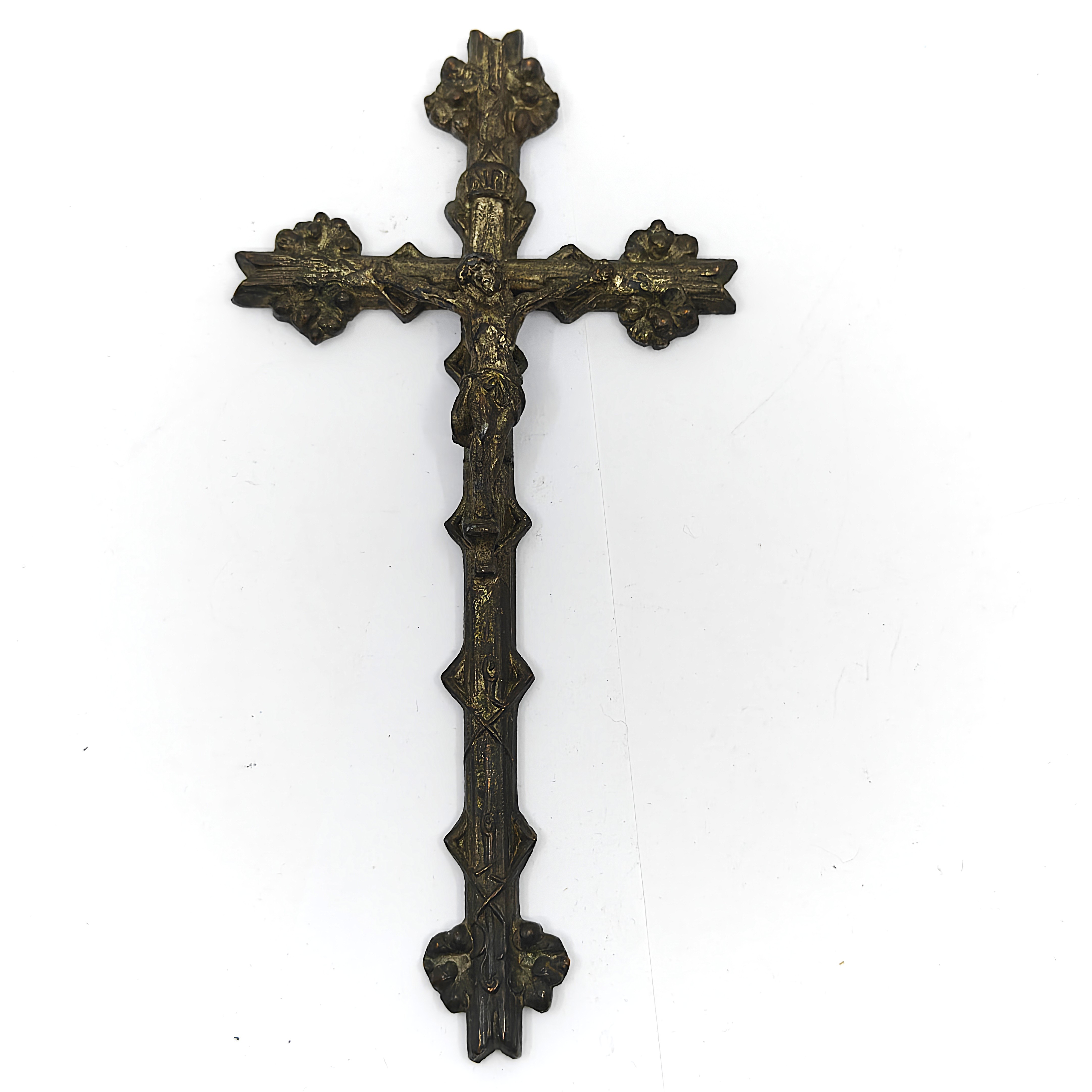 Voir photo 2 de Lot de 2 Crucifix anciens en métal moulé avec finition dorée et patinée Vintage Lot de 2 Crucifix anciens en métal moulé avec finition dorée et patinée Vintage reconditionné photo 2