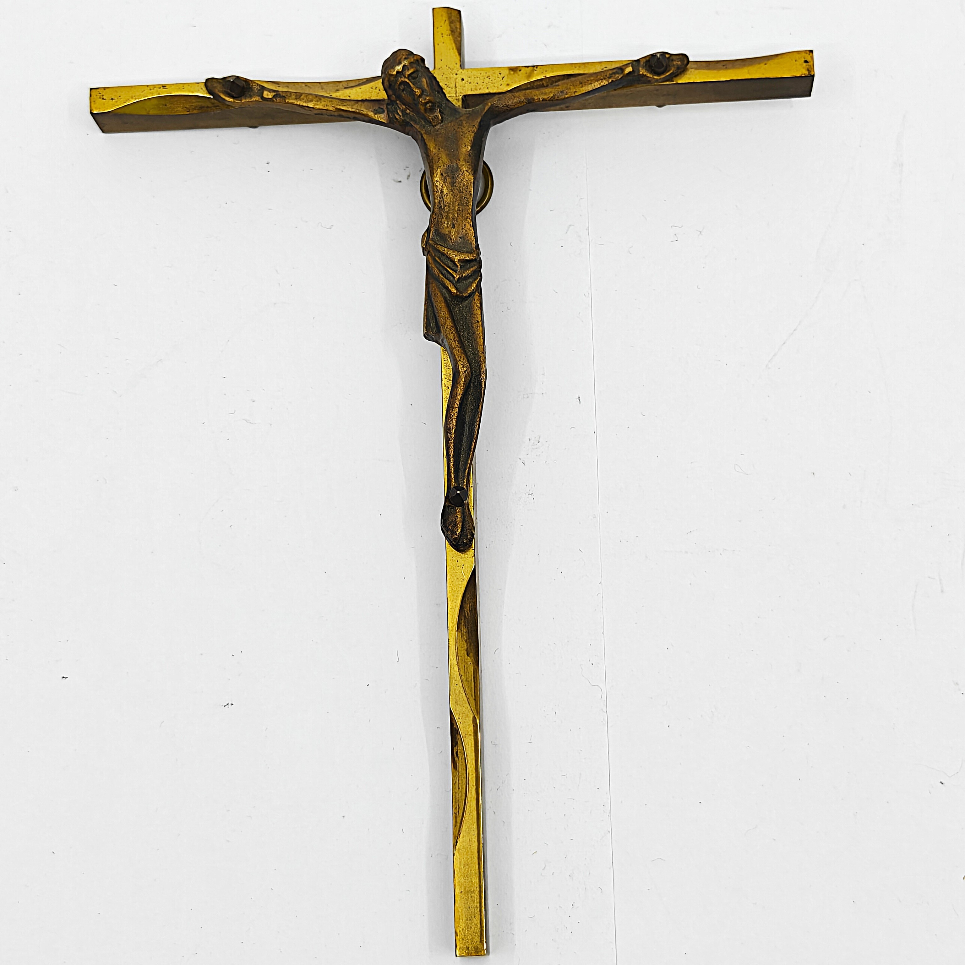 Voir photo 3 de Lot de 2 Crucifix anciens en métal moulé avec finition dorée et patinée Vintage Lot de 2 Crucifix anciens en métal moulé avec finition dorée et patinée Vintage reconditionné photo 3