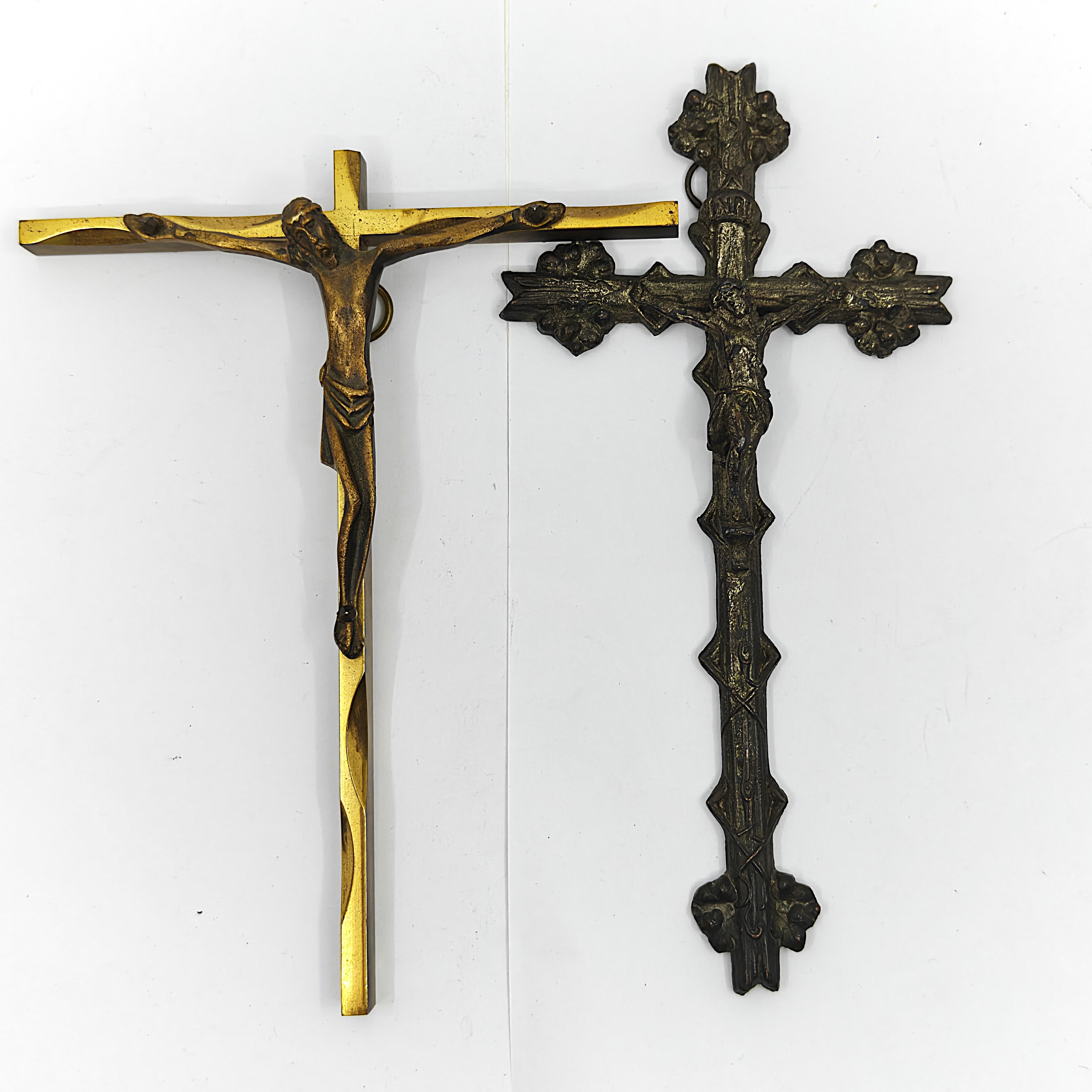 Voir photo 4 de Lot de 2 Crucifix anciens en métal moulé avec finition dorée et patinée Vintage Lot de 2 Crucifix anciens en métal moulé avec finition dorée et patinée Vintage reconditionné photo 4