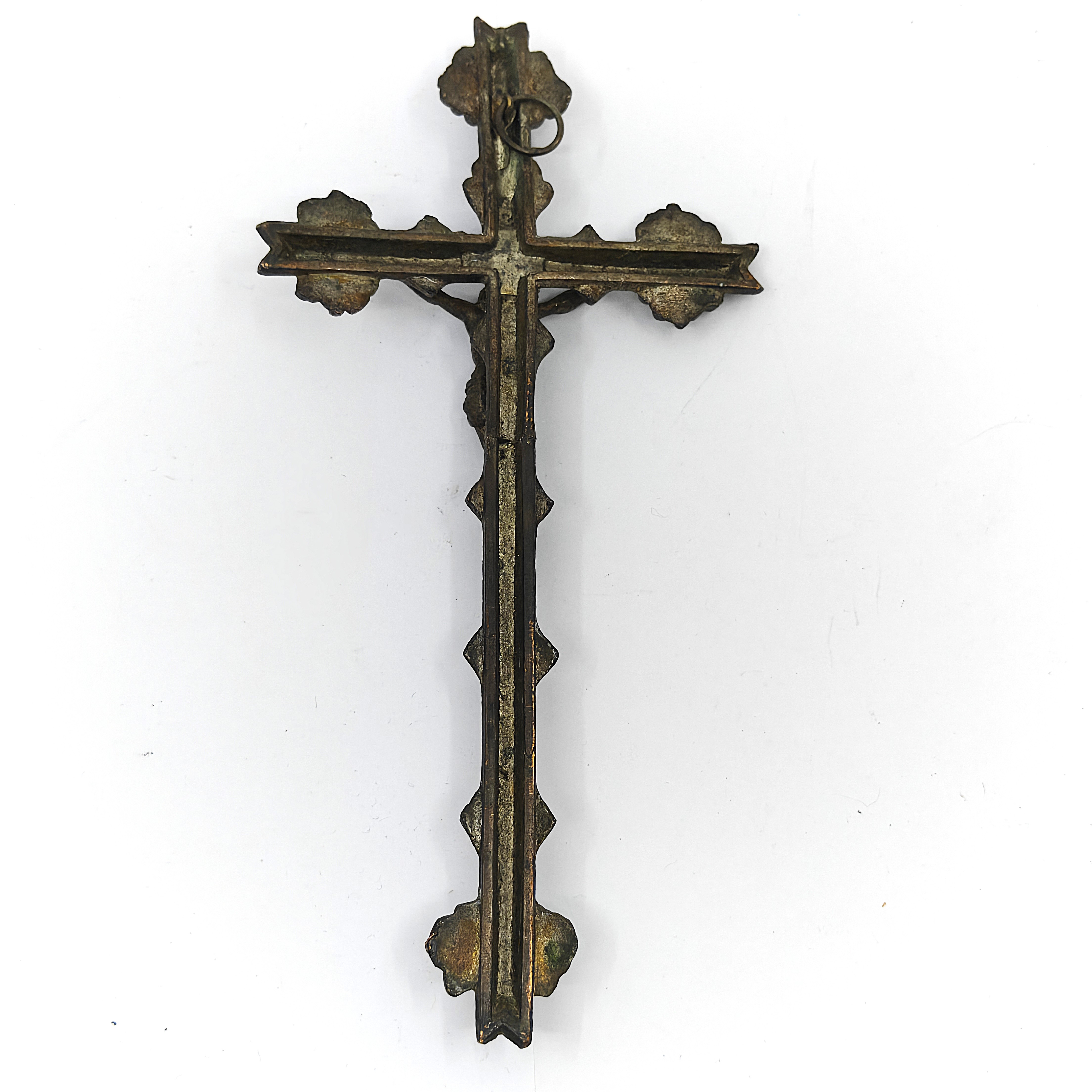 Voir photo 5 de Lot de 2 Crucifix anciens en métal moulé avec finition dorée et patinée Vintage Lot de 2 Crucifix anciens en métal moulé avec finition dorée et patinée Vintage reconditionné photo 5