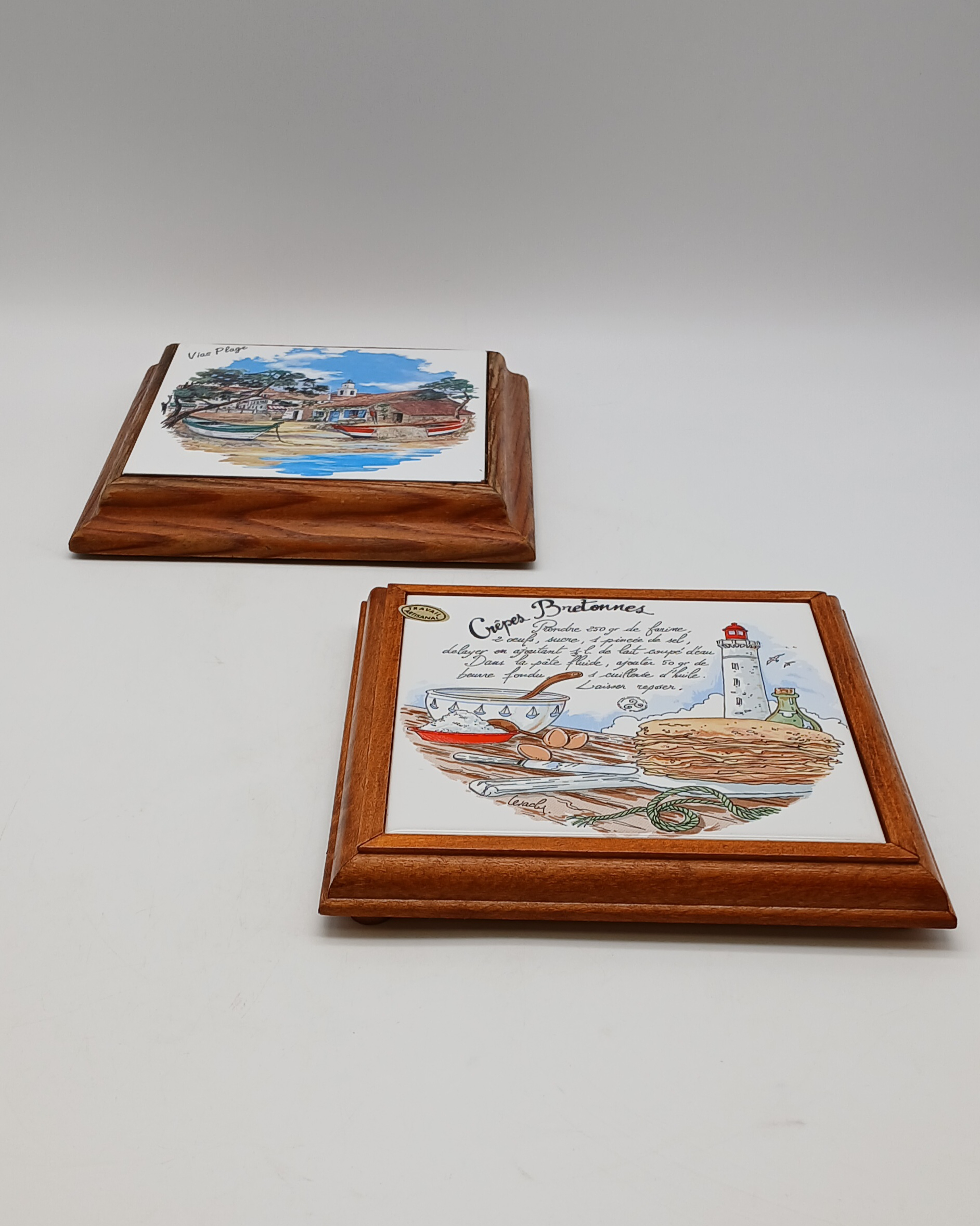 Voir photo 2 de Lot de 2 dessous de plat vintage en céramique et encadrement bois – Recette Crêpes Bretonnes & Vias Plage Lot de 2 dessous de plat vintage en céramique et encadrement bois – Recette Crêpes Bretonnes & Vias Plage Très bon état reconditionné photo 2