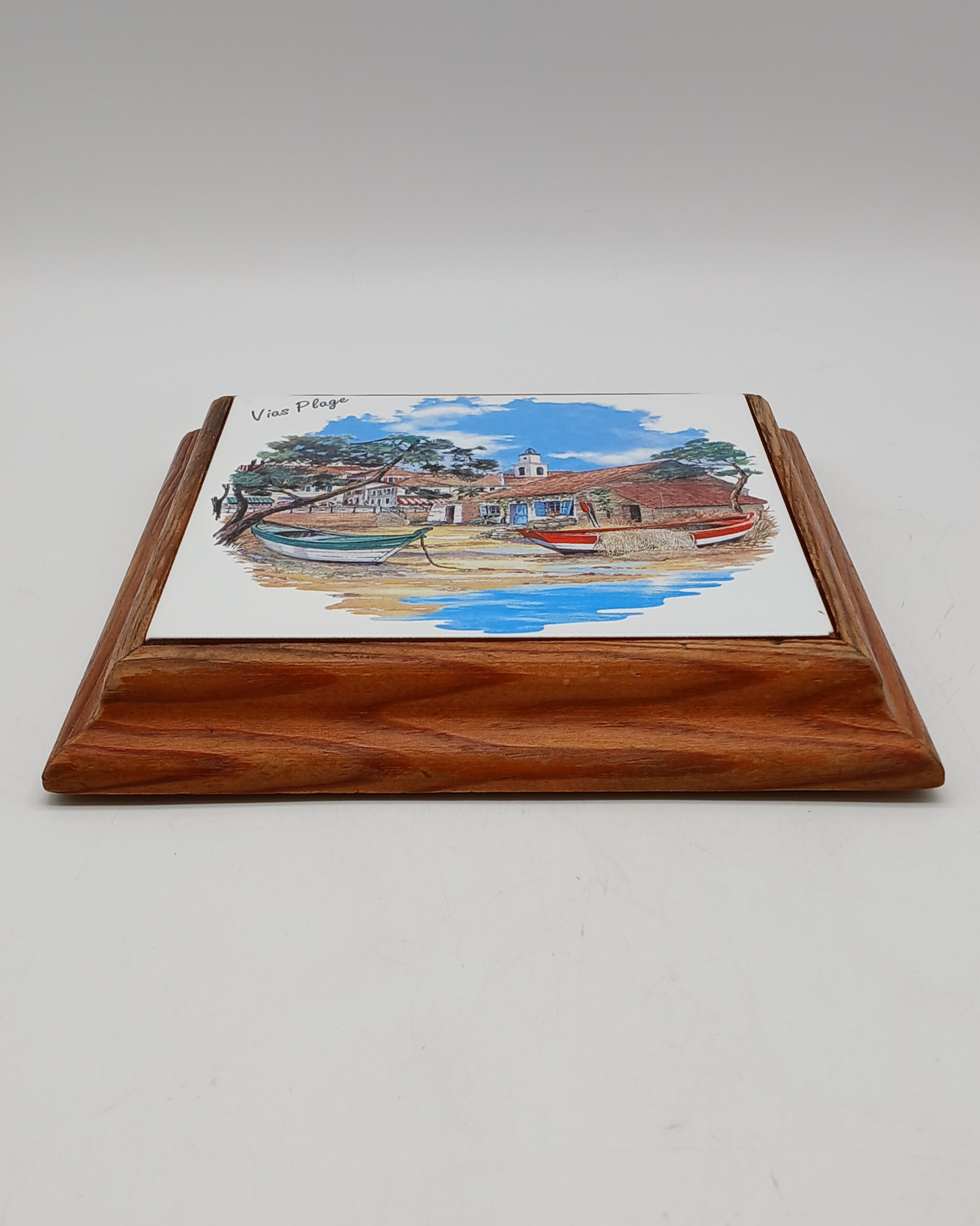 Voir photo 7 de Lot de 2 dessous de plat vintage en céramique et encadrement bois – Recette Crêpes Bretonnes & Vias Plage Lot de 2 dessous de plat vintage en céramique et encadrement bois – Recette Crêpes Bretonnes & Vias Plage Très bon état reconditionné photo 7