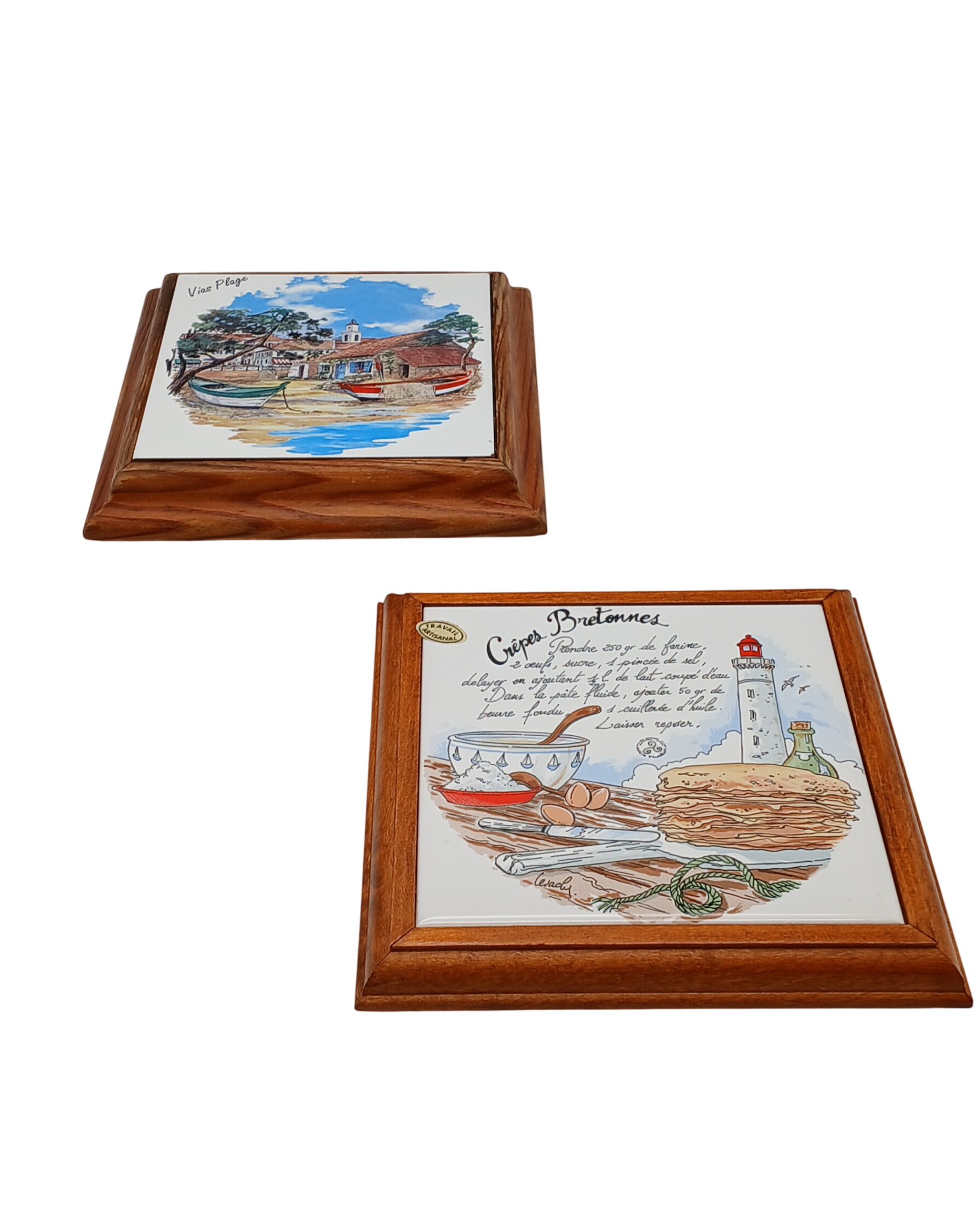 Acheter Lot de 2 dessous de plat vintage en céramique et encadrement bois – Recette Crêpes Bretonnes & Vias Plage Très bon état - 14,00 € Lot de 2 dessous de plat vintage en céramique et encadrement bois – Recette Crêpes Bretonnes & Vias Plage Très bon état reconditionné disponible sur Label Emmaüs