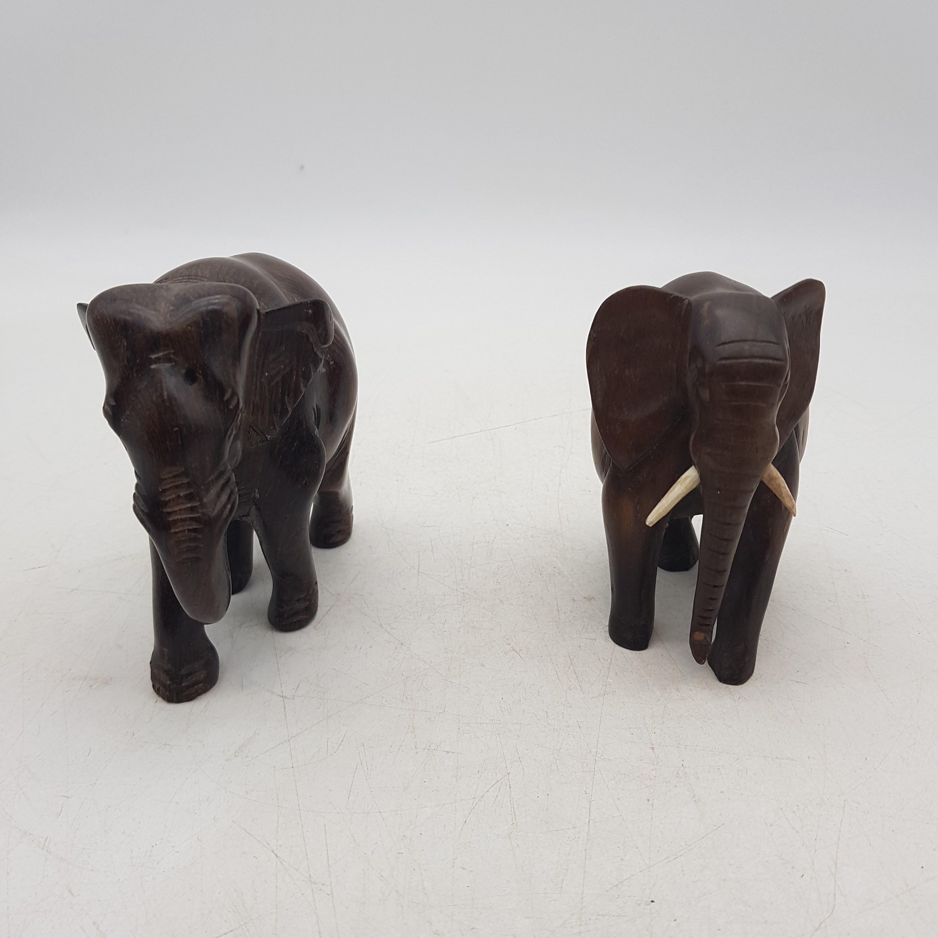 Voir photo 4 de Lot de 2 éléphants en bois vintages Lot de 2 éléphants en bois vintages Bon état reconditionné photo 4