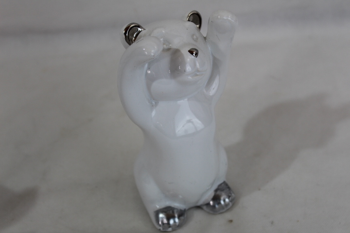 Voir photo 2 de Lot de 2 figurine ours polaire et écureuil en céramique Lot de 2 figurine ours polaire et écureuil en céramique Bon état reconditionné photo 2