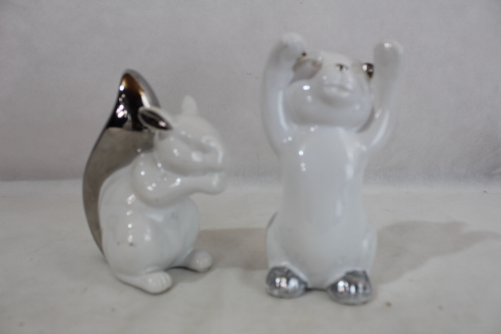 Acheter Lot de 2 figurine ours polaire et écureuil en céramique Bon état - 17,50 € Lot de 2 figurine ours polaire et écureuil en céramique Bon état reconditionné disponible sur Label Emmaüs