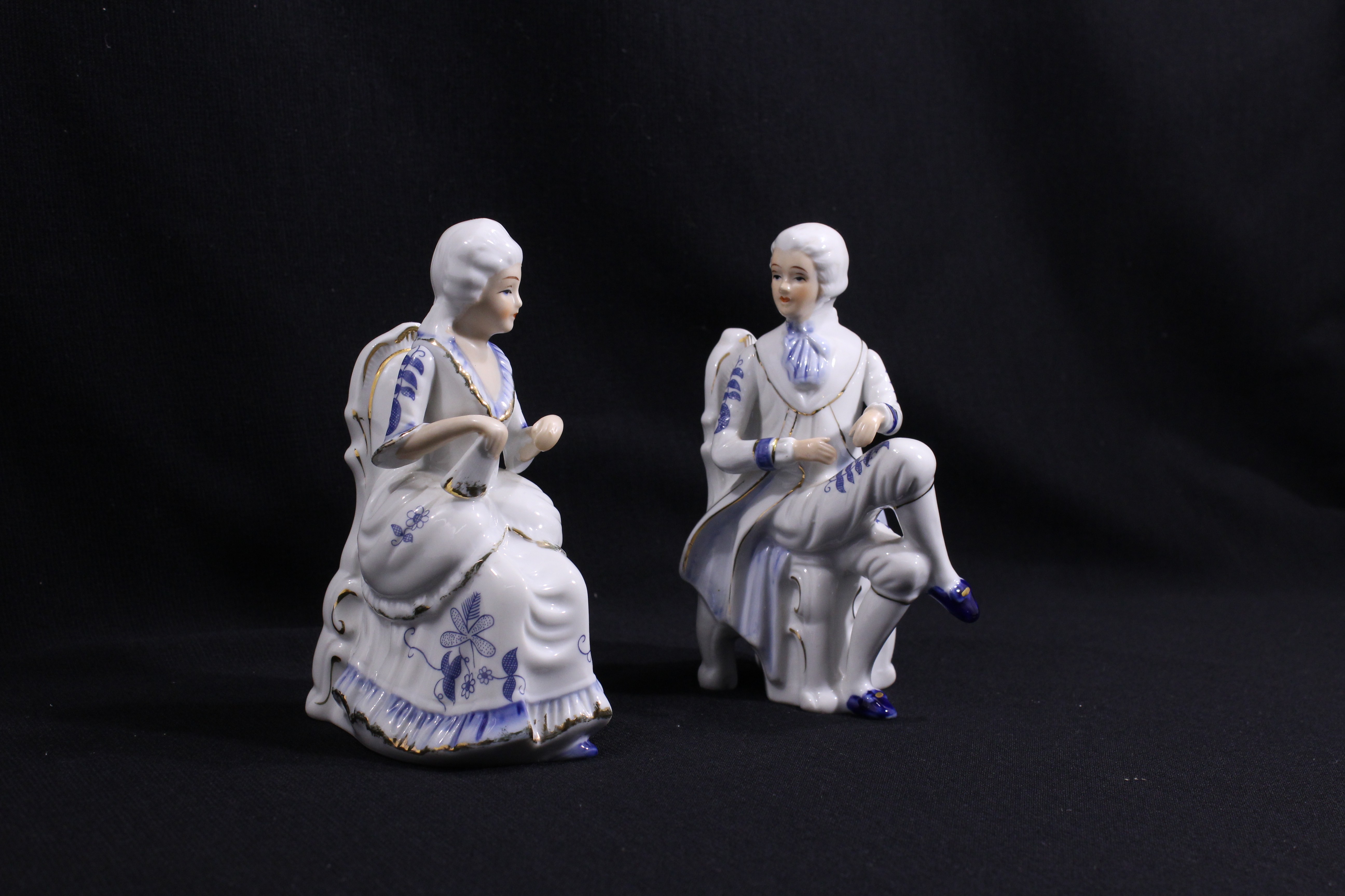 Voir photo 4 de Lot de 2 figurines en porcelaine / Style Louis XIV Lot de 2 figurines en porcelaine / Style Louis XIV Bon état reconditionné photo 4