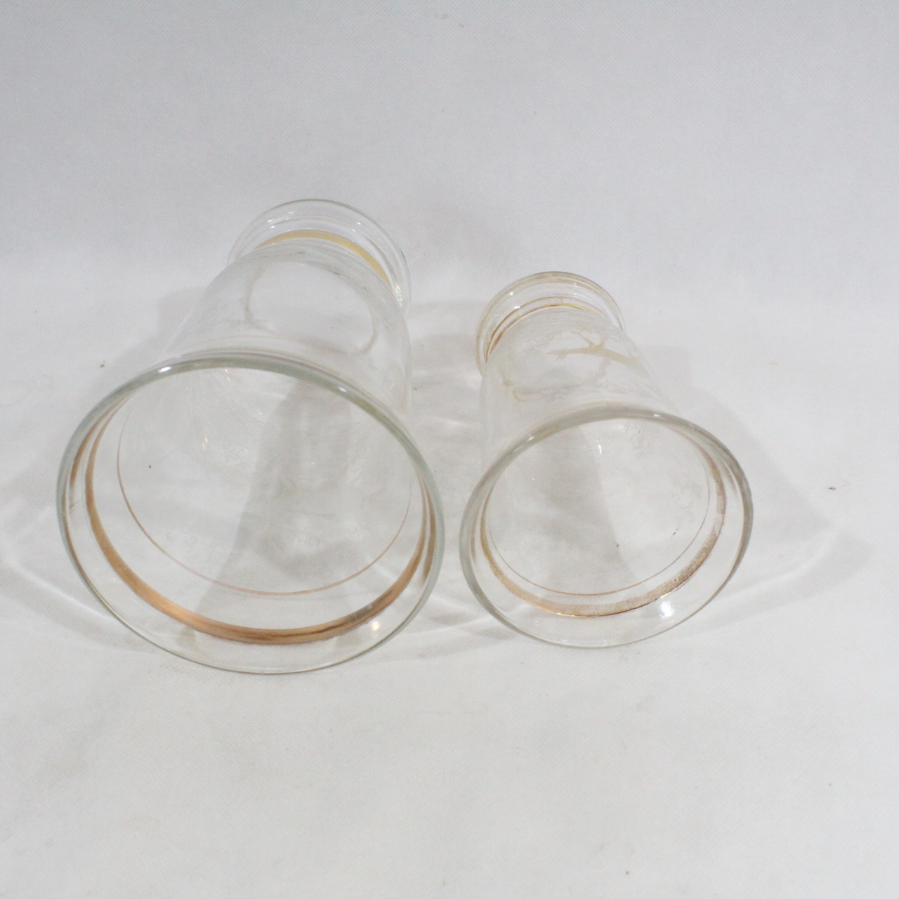 Voir photo 2 de Lot de 2 Gobelets vase en verre moulé décor de biche, doré en haut et bas Lot de 2 Gobelets vase en verre moulé décor de biche, doré en haut et bas Bon état reconditionné photo 2