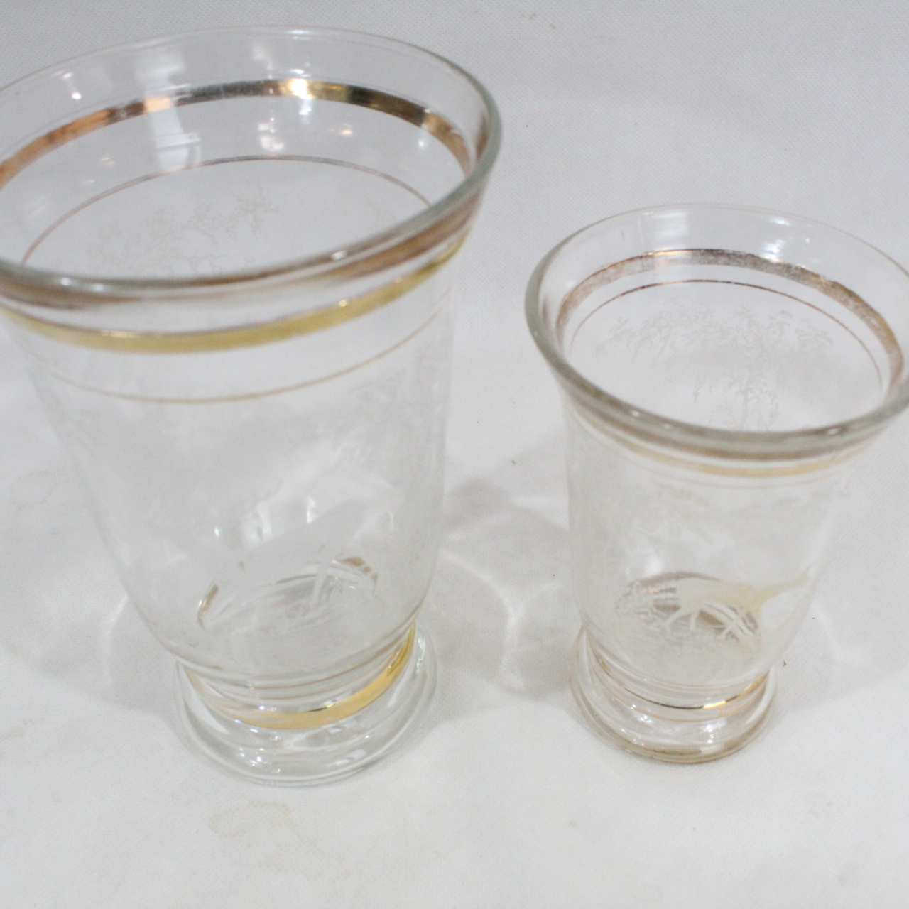 Voir photo 3 de Lot de 2 Gobelets vase en verre moulé décor de biche, doré en haut et bas Lot de 2 Gobelets vase en verre moulé décor de biche, doré en haut et bas Bon état reconditionné photo 3