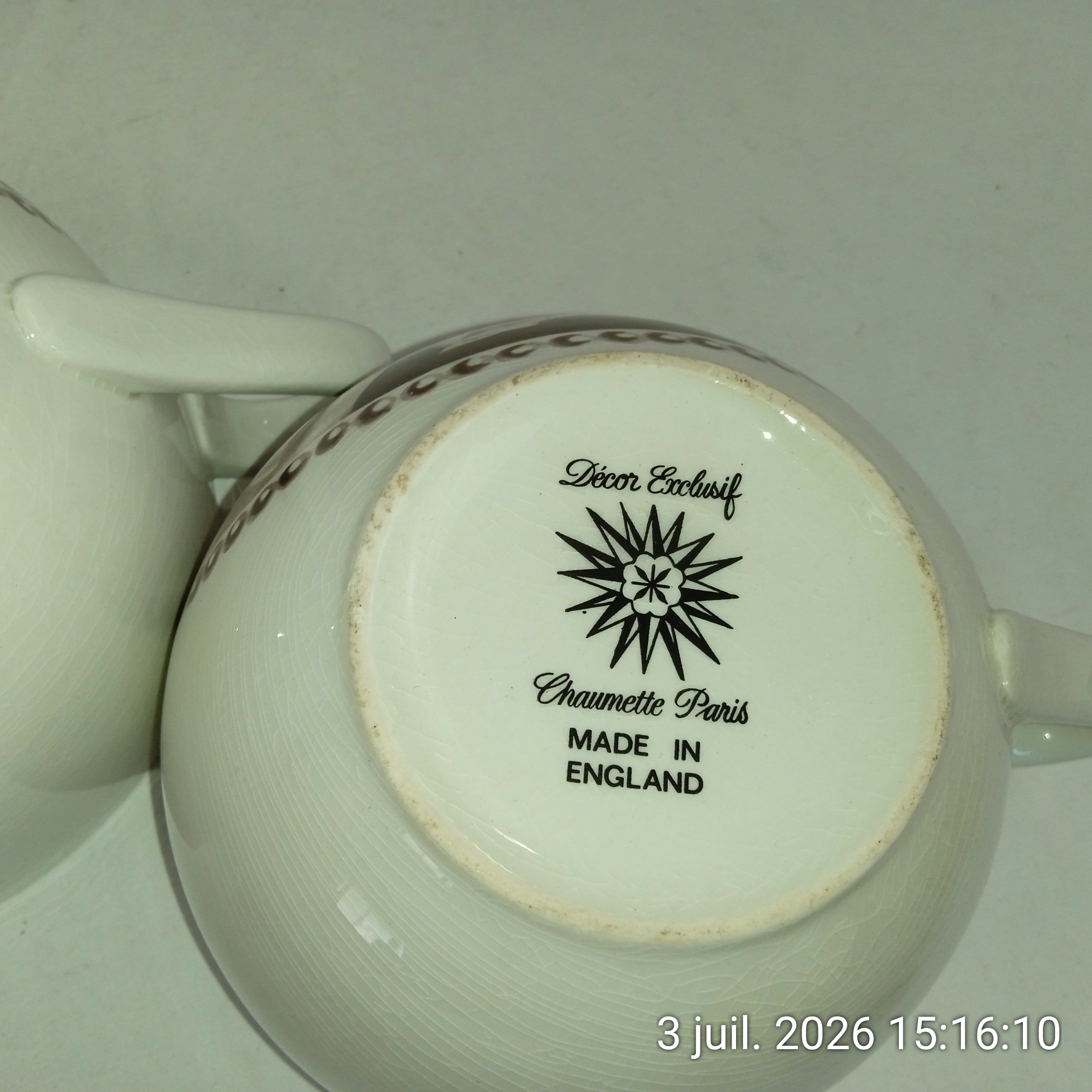 Voir photo 2 de Lot de 2 grandes tasses Rétro en faïence Anglaise Chaumette Paris Made in England Années 70 Lot de 2 grandes tasses Rétro en faïence Anglaise Chaumette Paris Made in England Années 70 Très bon état reconditionné photo 2