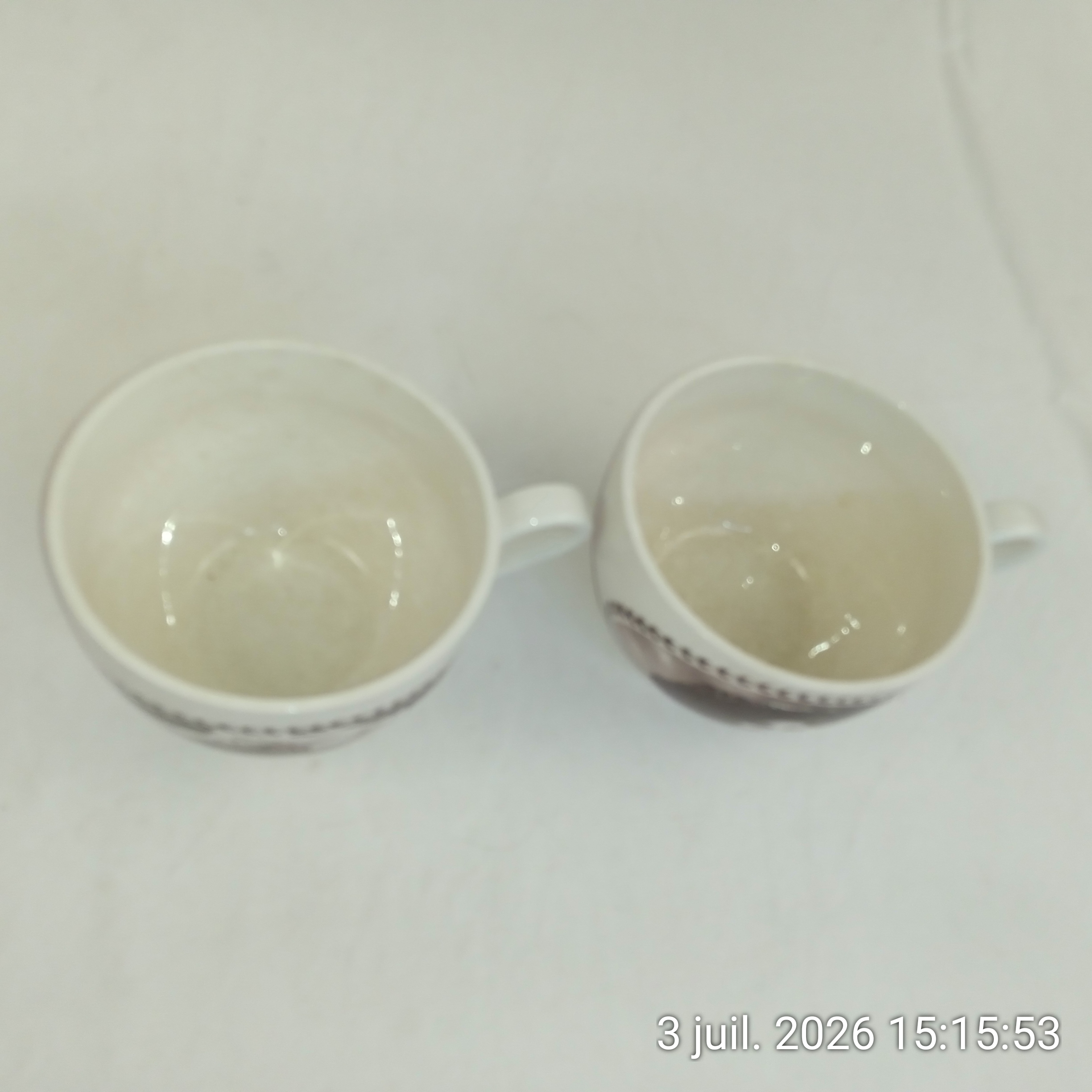 Voir photo 4 de Lot de 2 grandes tasses Rétro en faïence Anglaise Chaumette Paris Made in England Années 70 Lot de 2 grandes tasses Rétro en faïence Anglaise Chaumette Paris Made in England Années 70 Très bon état reconditionné photo 4