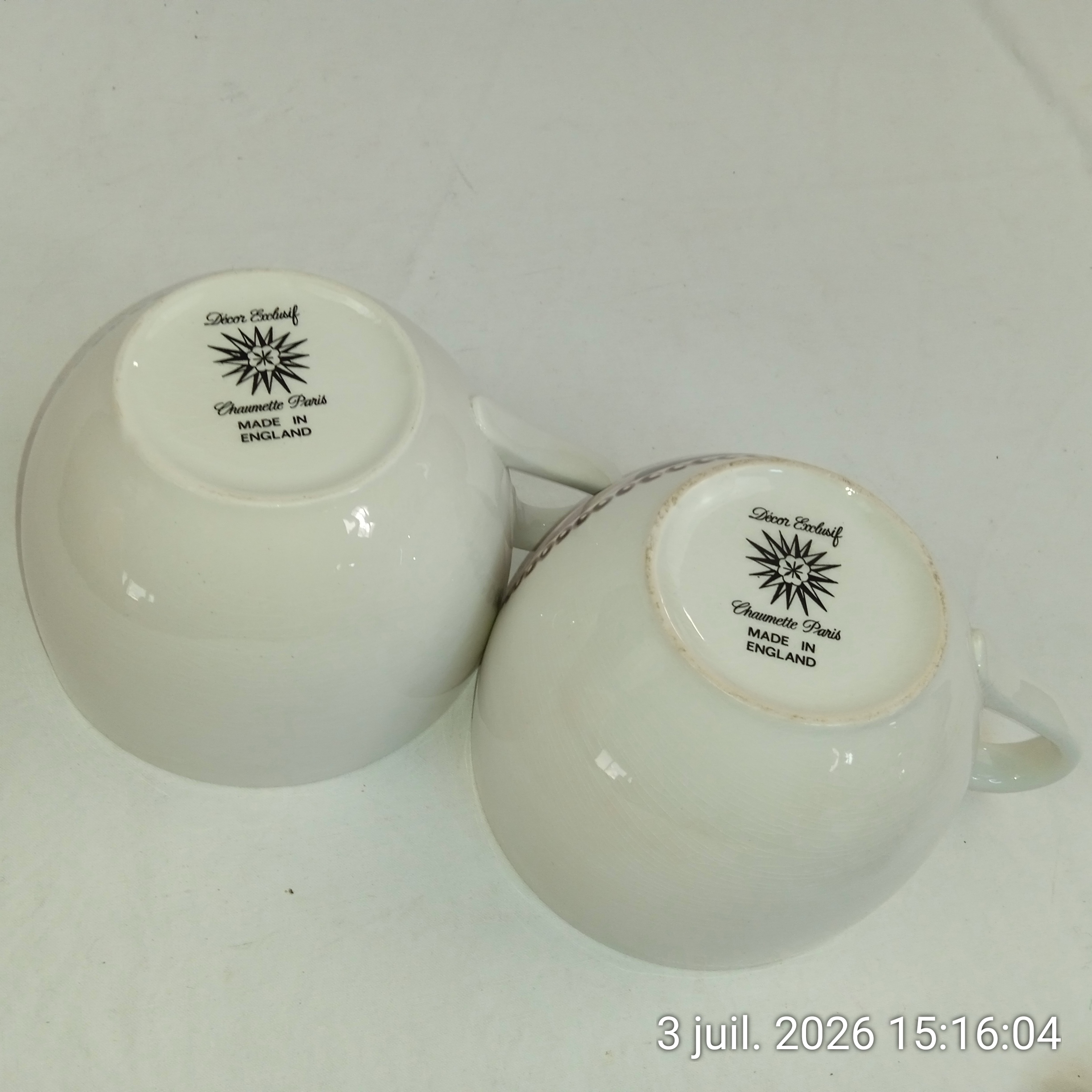 Voir photo 5 de Lot de 2 grandes tasses Rétro en faïence Anglaise Chaumette Paris Made in England Années 70 Lot de 2 grandes tasses Rétro en faïence Anglaise Chaumette Paris Made in England Années 70 Très bon état reconditionné photo 5