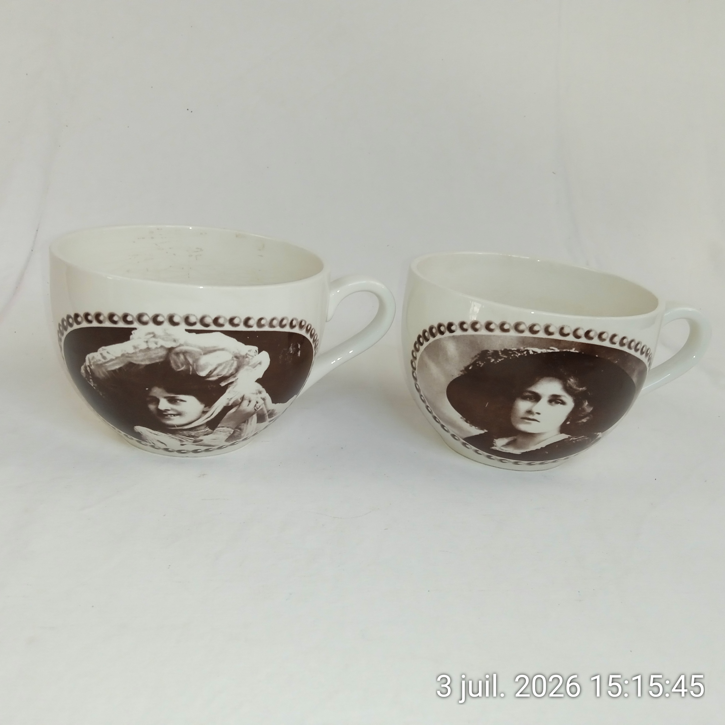 Voir photo 6 de Lot de 2 grandes tasses Rétro en faïence Anglaise Chaumette Paris Made in England Années 70 Lot de 2 grandes tasses Rétro en faïence Anglaise Chaumette Paris Made in England Années 70 Très bon état reconditionné photo 6
