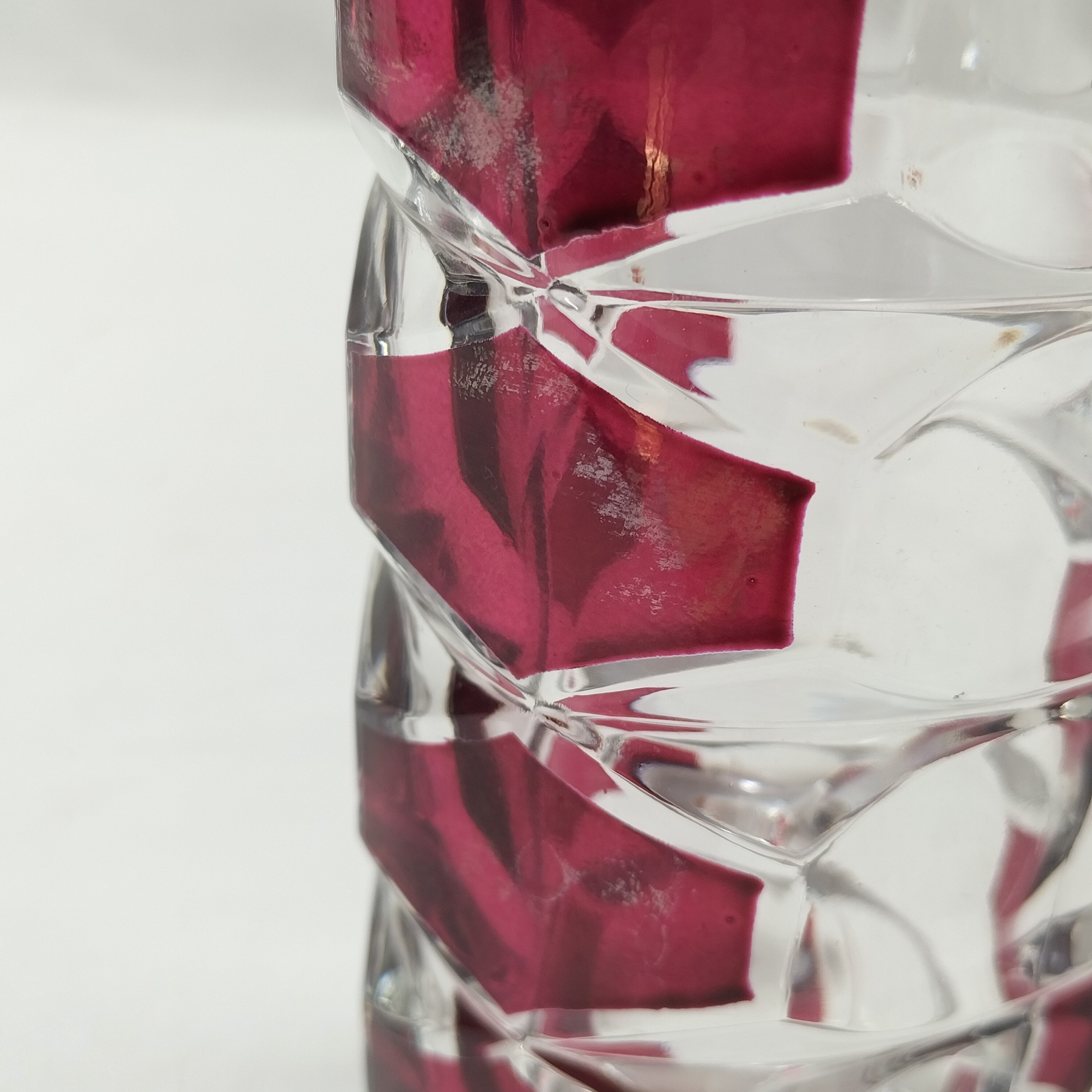 Voir photo 11 de Lot de 2 jolis vases triangulaires en verre Rubis Windsor "Luminarc France" Lot de 2 jolis vases triangulaires en verre Rubis Windsor "Luminarc France" Bon état reconditionné photo 11