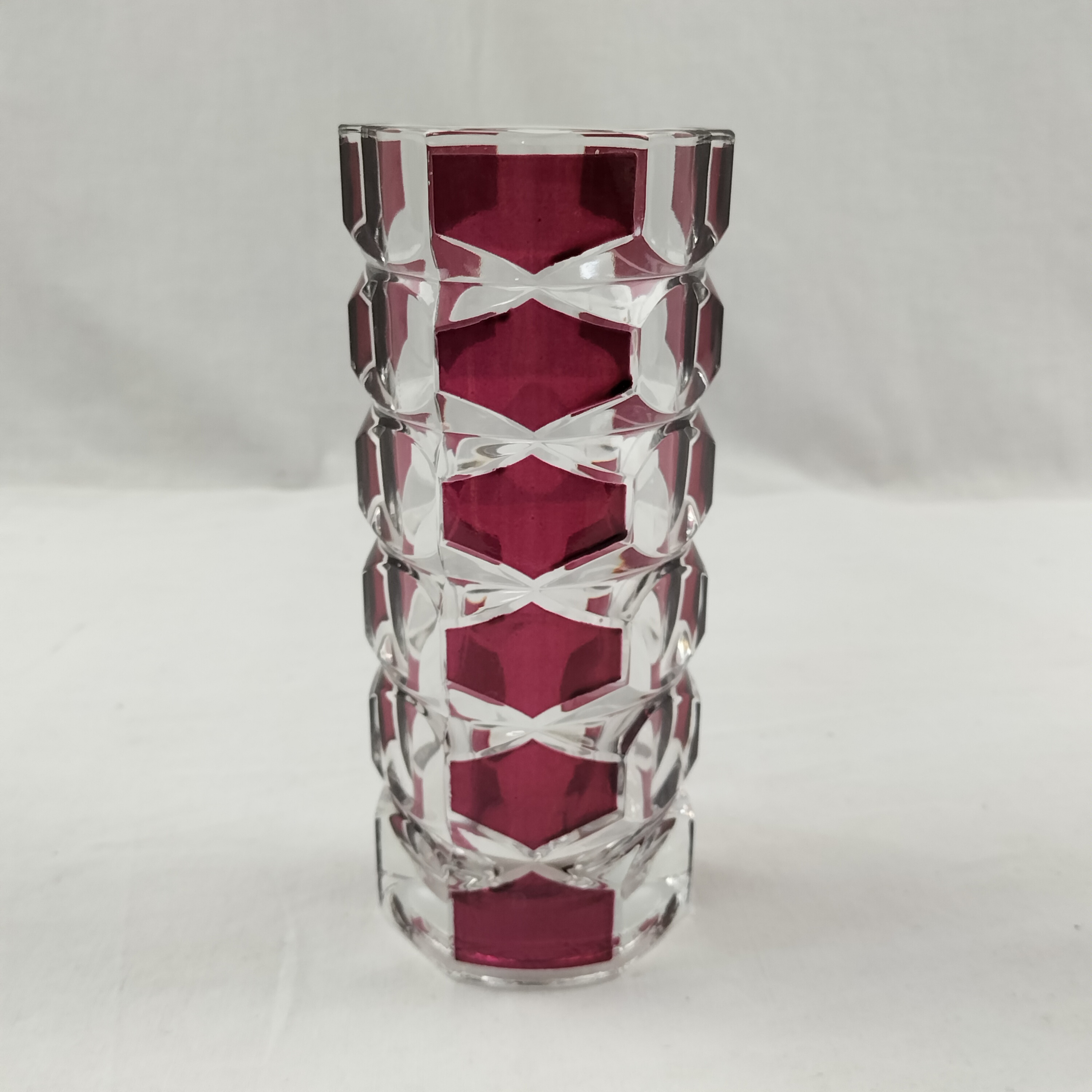 Voir photo 2 de Lot de 2 jolis vases triangulaires en verre Rubis Windsor "Luminarc France" Lot de 2 jolis vases triangulaires en verre Rubis Windsor "Luminarc France" Bon état reconditionné photo 2