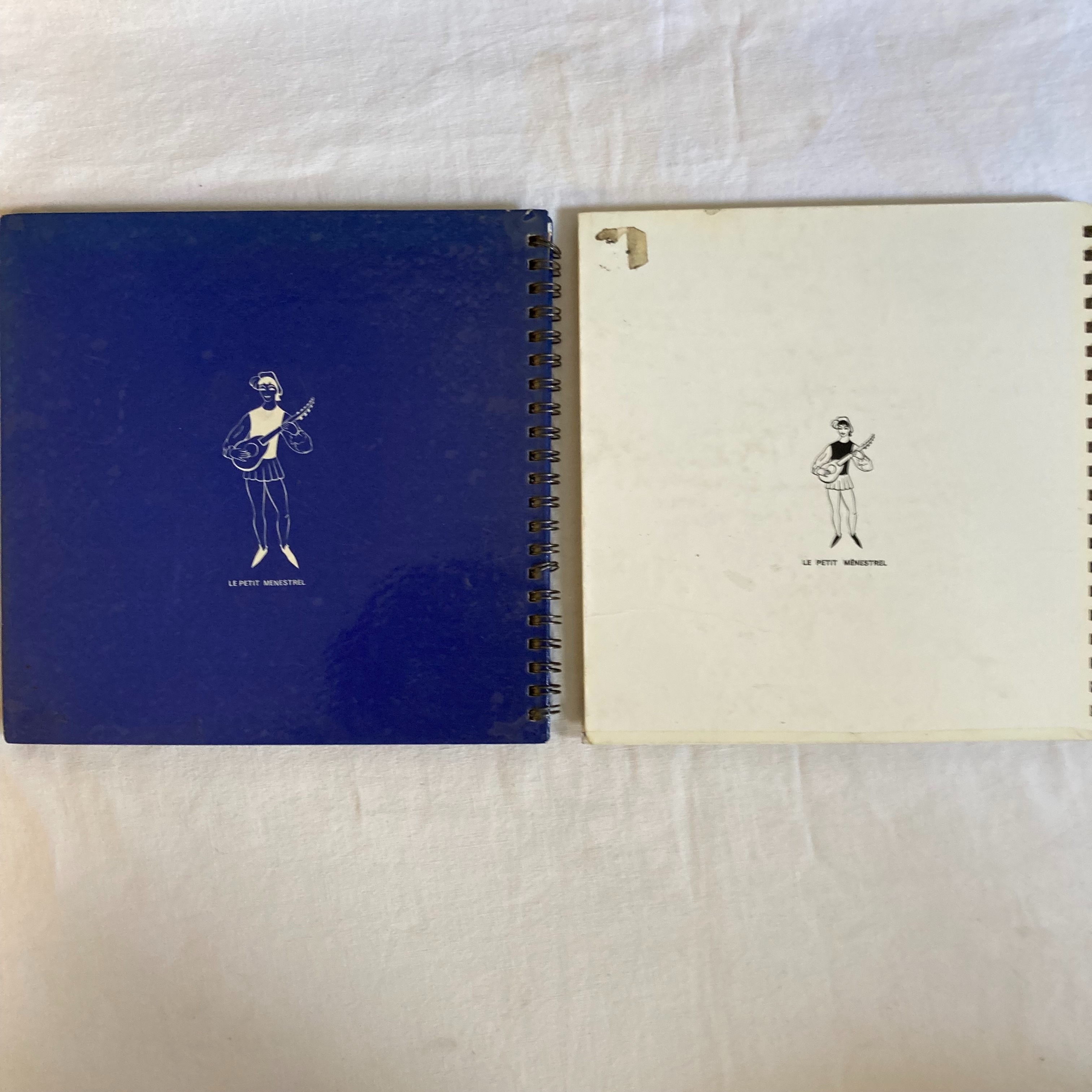 Voir photo 2 de Lot de 2 livres - disques vynil Walt Disney - 33 t - Bambi et Peter Pan Lot de 2 livres - disques vynil Walt Disney - 33 t - Bambi et Peter Pan État correct reconditionné photo 2