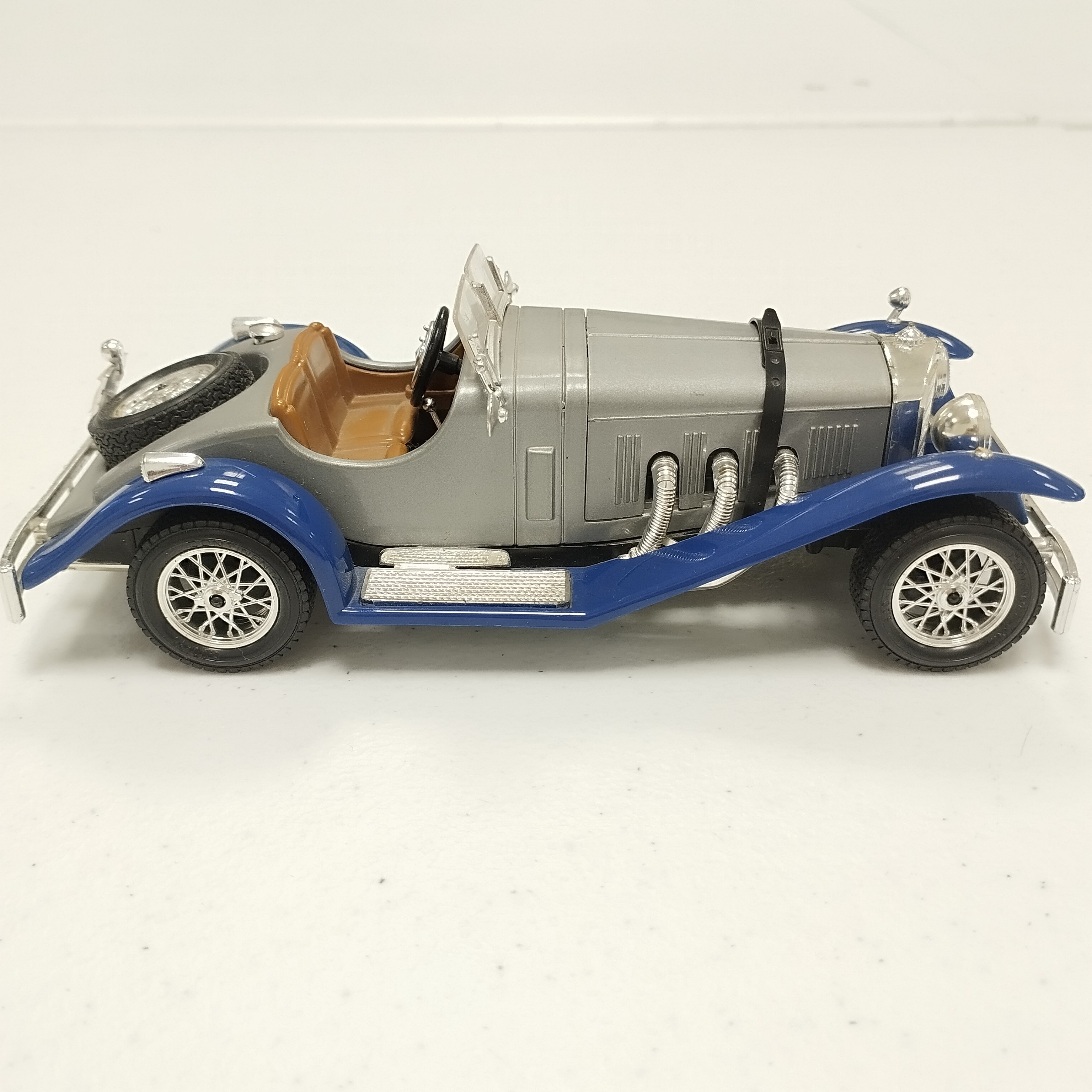 Voir photo 10 de Lot de 2 modèles réduits de voitures anciennes : Excalibur Série 3 (Majorette) et Mercedes SSK (Bburago) Lot de 2 modèles réduits de voitures anciennes : Excalibur Série 3 (Majorette) et Mercedes SSK (Bburago) Bon état reconditionné photo 10