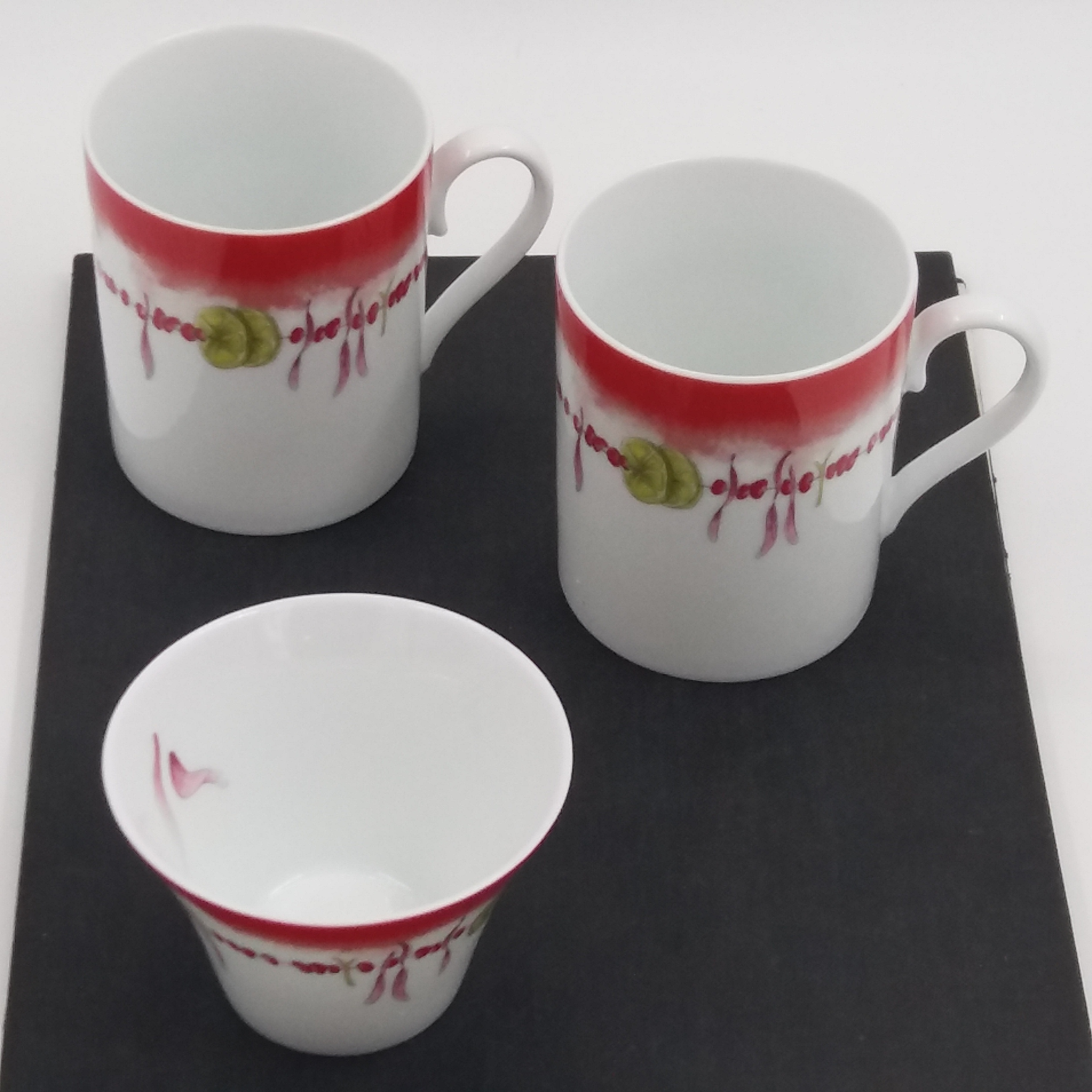 Voir photo 2 de Lot de 2 mugs et leur sucrier en porcelaine. Polychrome. Medard de Noblat. Limoges France. Lot de 2 mugs et leur sucrier en porcelaine. Polychrome. Medard de Noblat. Limoges France. Très bon état reconditionné photo 2