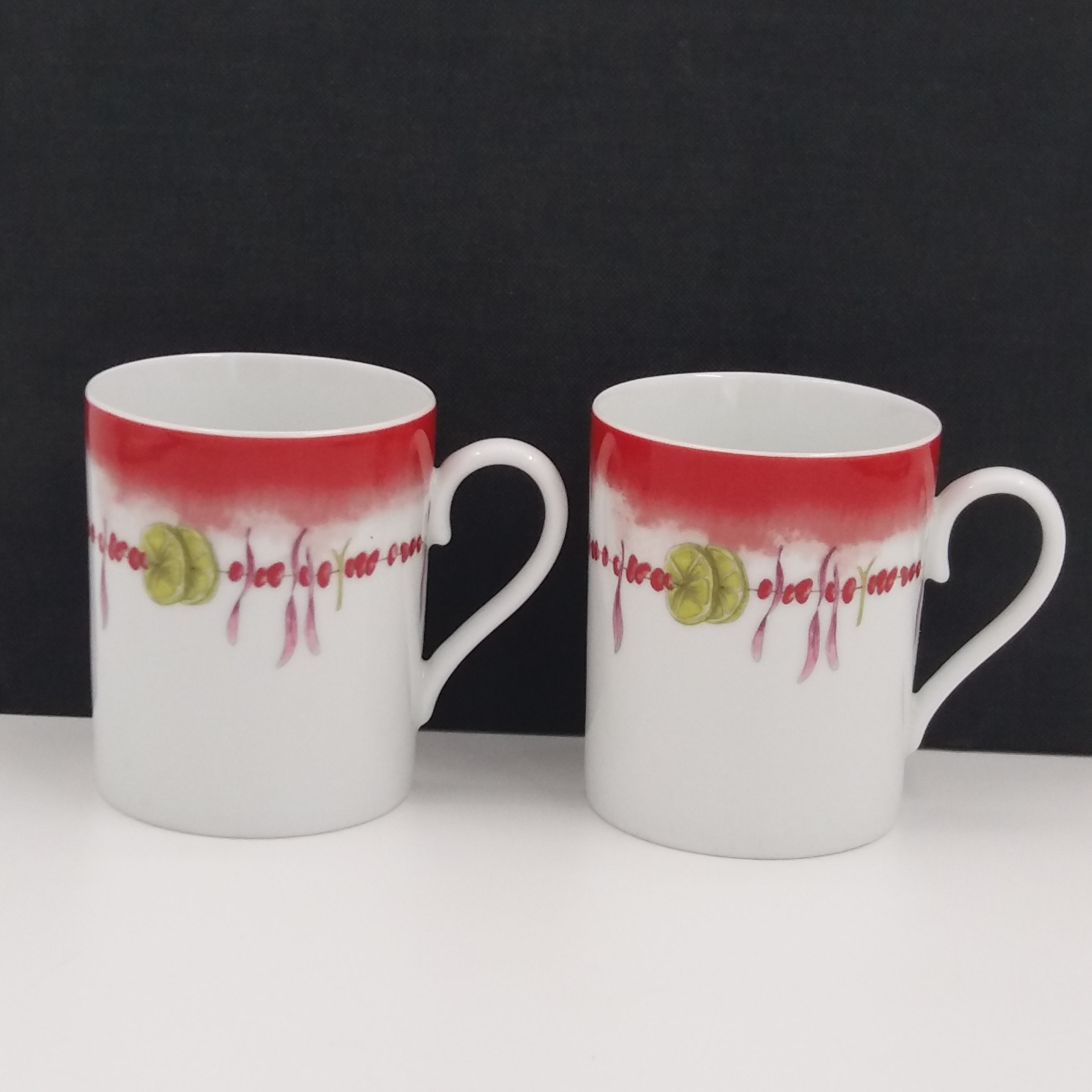 Voir photo 4 de Lot de 2 mugs et leur sucrier en porcelaine. Polychrome. Medard de Noblat. Limoges France. Lot de 2 mugs et leur sucrier en porcelaine. Polychrome. Medard de Noblat. Limoges France. Très bon état reconditionné photo 4