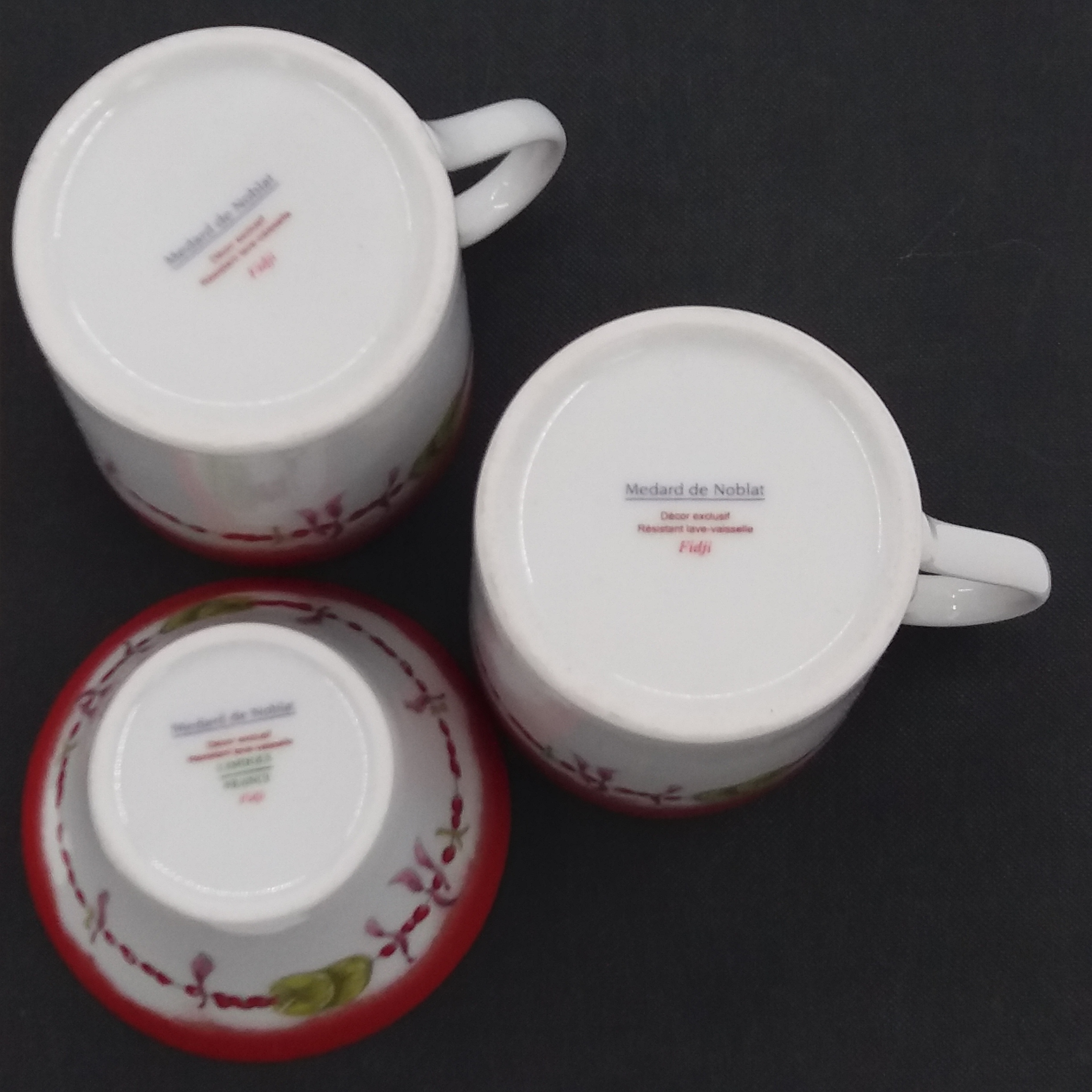 Voir photo 5 de Lot de 2 mugs et leur sucrier en porcelaine. Polychrome. Medard de Noblat. Limoges France. Lot de 2 mugs et leur sucrier en porcelaine. Polychrome. Medard de Noblat. Limoges France. Très bon état reconditionné photo 5