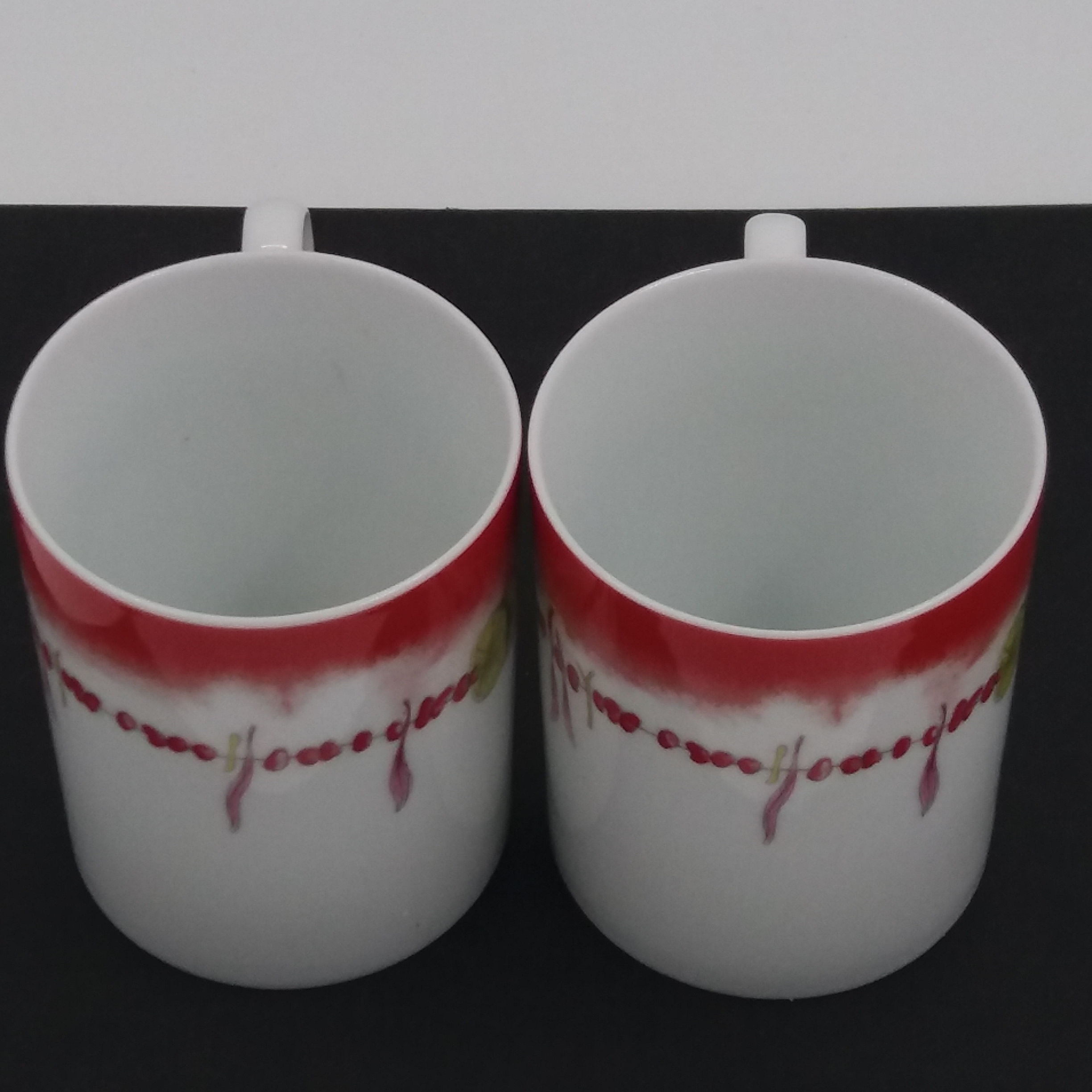 Voir photo 8 de Lot de 2 mugs et leur sucrier en porcelaine. Polychrome. Medard de Noblat. Limoges France. Lot de 2 mugs et leur sucrier en porcelaine. Polychrome. Medard de Noblat. Limoges France. Très bon état reconditionné photo 8