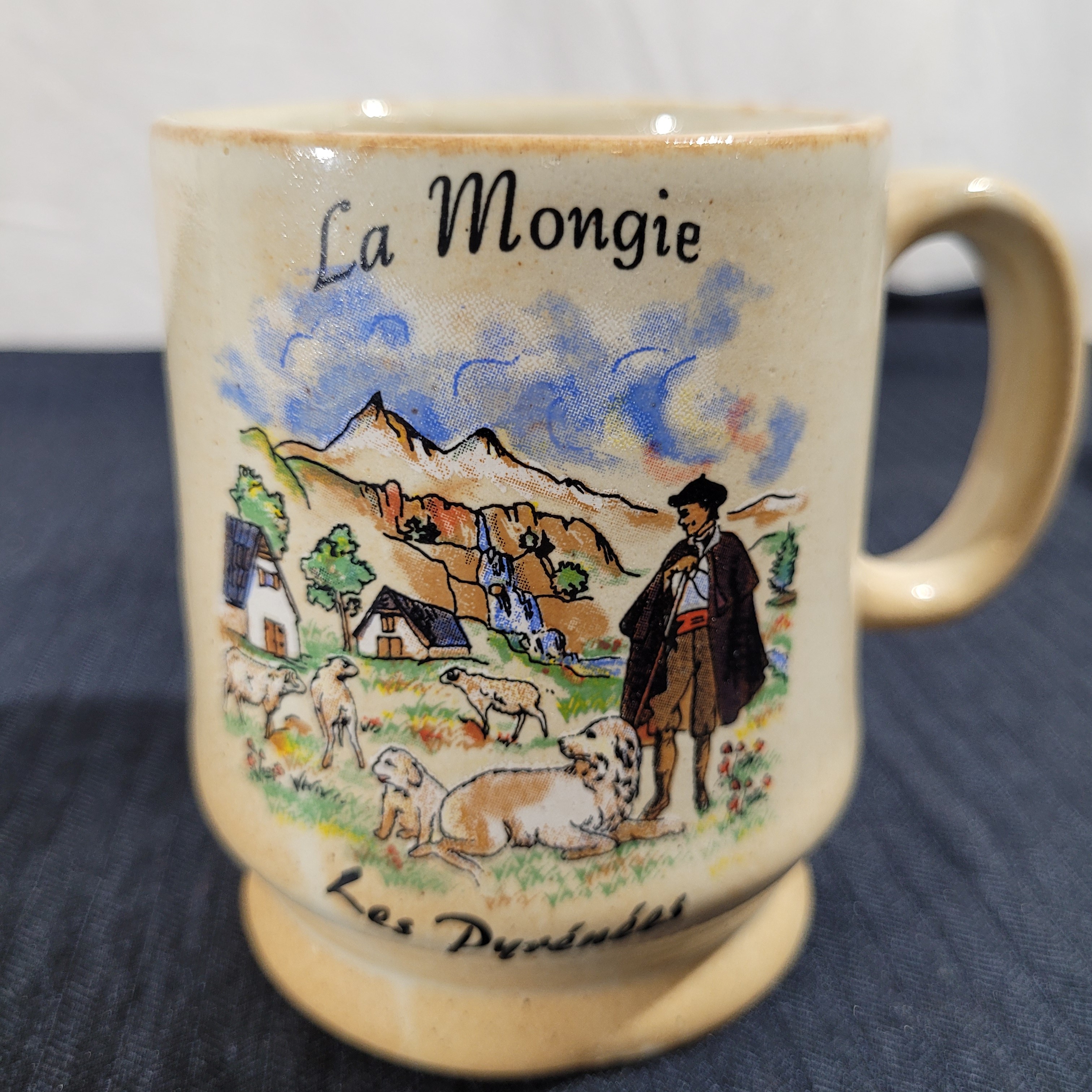 Voir photo 3 de Lot de 2 mugs vintage en grès véritable – Souvenir des Pyrénées Lot de 2 mugs vintage en grès véritable – Souvenir des Pyrénées Très bon état reconditionné photo 3