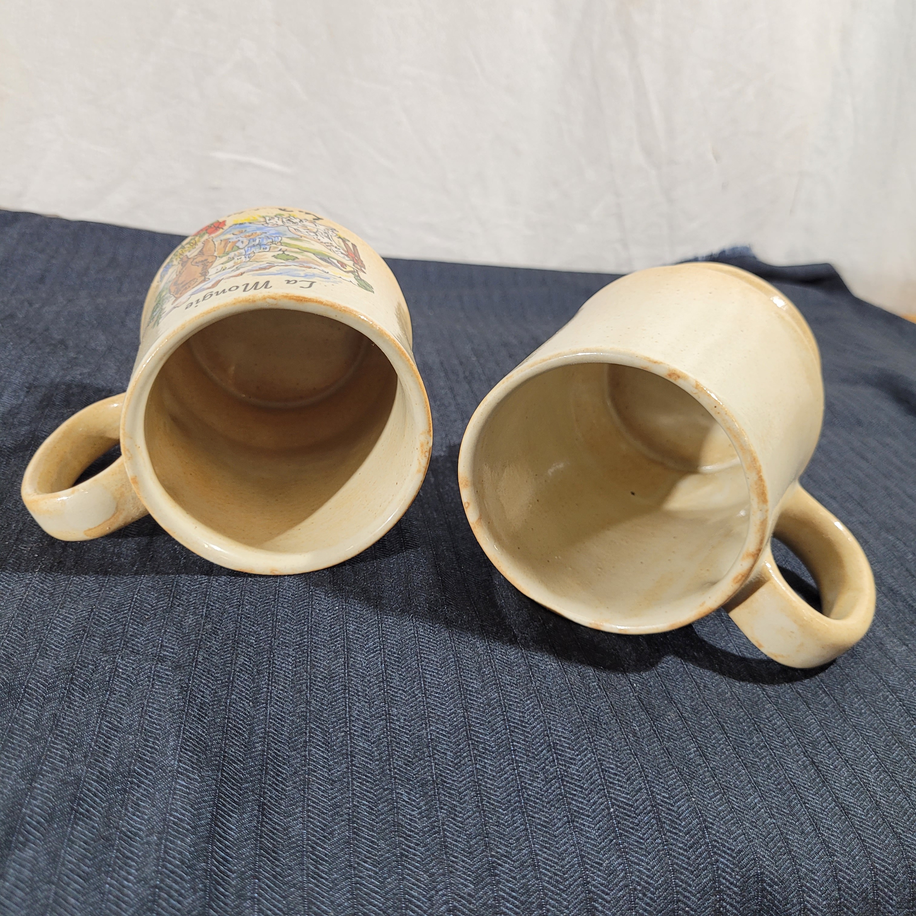 Voir photo 4 de Lot de 2 mugs vintage en grès véritable – Souvenir des Pyrénées Lot de 2 mugs vintage en grès véritable – Souvenir des Pyrénées Très bon état reconditionné photo 4