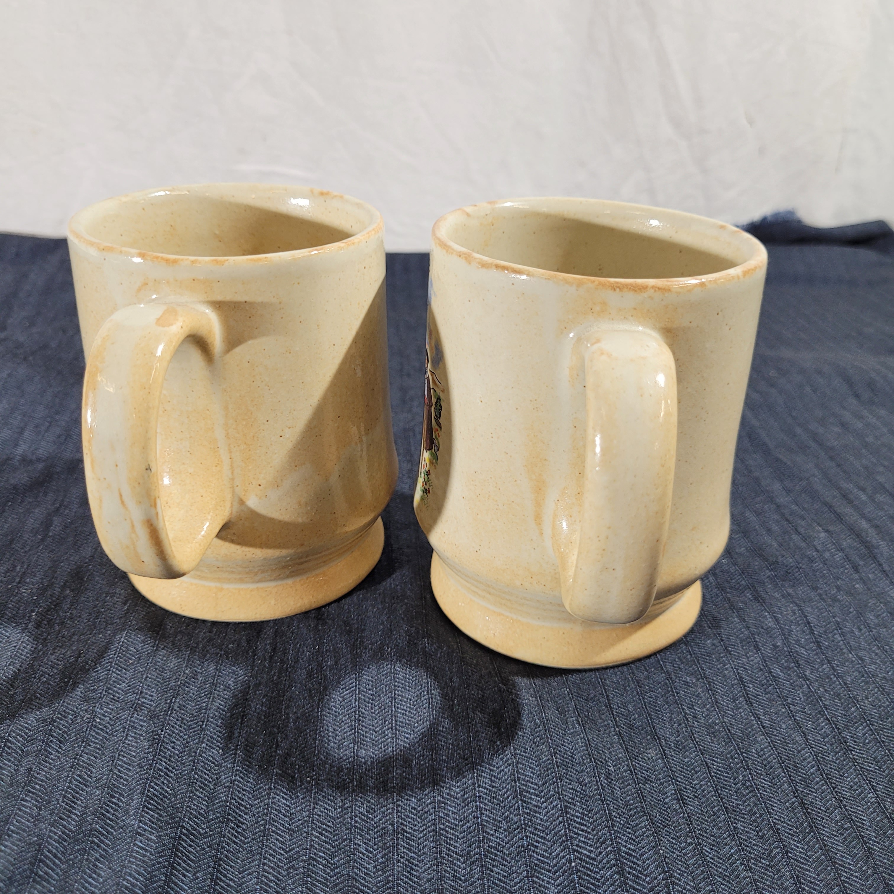 Voir photo 5 de Lot de 2 mugs vintage en grès véritable – Souvenir des Pyrénées Lot de 2 mugs vintage en grès véritable – Souvenir des Pyrénées Très bon état reconditionné photo 5